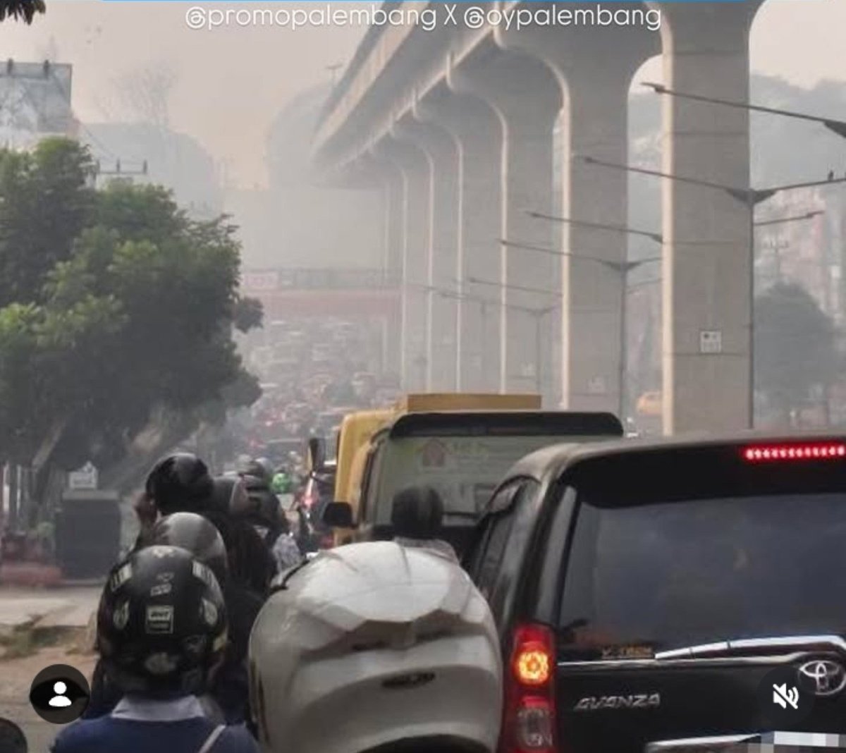 rkiveforlive's tweet photo. Temen2 minta doanya semoga palembang cepat sembuh dan segera hujan. 
Jujur hari ini asapnya makin tebal, tadi pas berangkat kerja mata perih, hidung sakit, bau asapnya juga nyengat banget 😭😭 https://t.co/HKhTOF0uqV