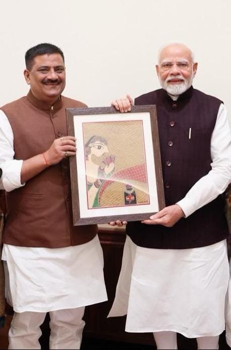 SanjayJhaBihar's tweet photo. सर्वदा मंगलं भूयात्, आयुरारोग्यवर्द्धनम्।
यशः कीर्तिश्च वर्धेत, सेवायां तव सर्वदा॥

माननीय प्रधानमंत्री श्री नरेंद्र मोदी जीक जन्मदिन पर हुनका हार्दिक शुभकामना आ मंगलकामना।

राष्ट्रक सेवा लेल हुनकर समर्पण, दृढ़ संकल्प आ नेतृत्व देशक करोड़ों लोकक लेल प्रेरणाक स्रोत अछि। मां जानकी हुनका स्वस्थ, दीर्घायु आ ऊर्जावान राखथि, जाहिसँ हुनकर नेतृत्व में देश नव उपलब्धि दिस आगाँ बढ़ैत रहय।

@narendramodi