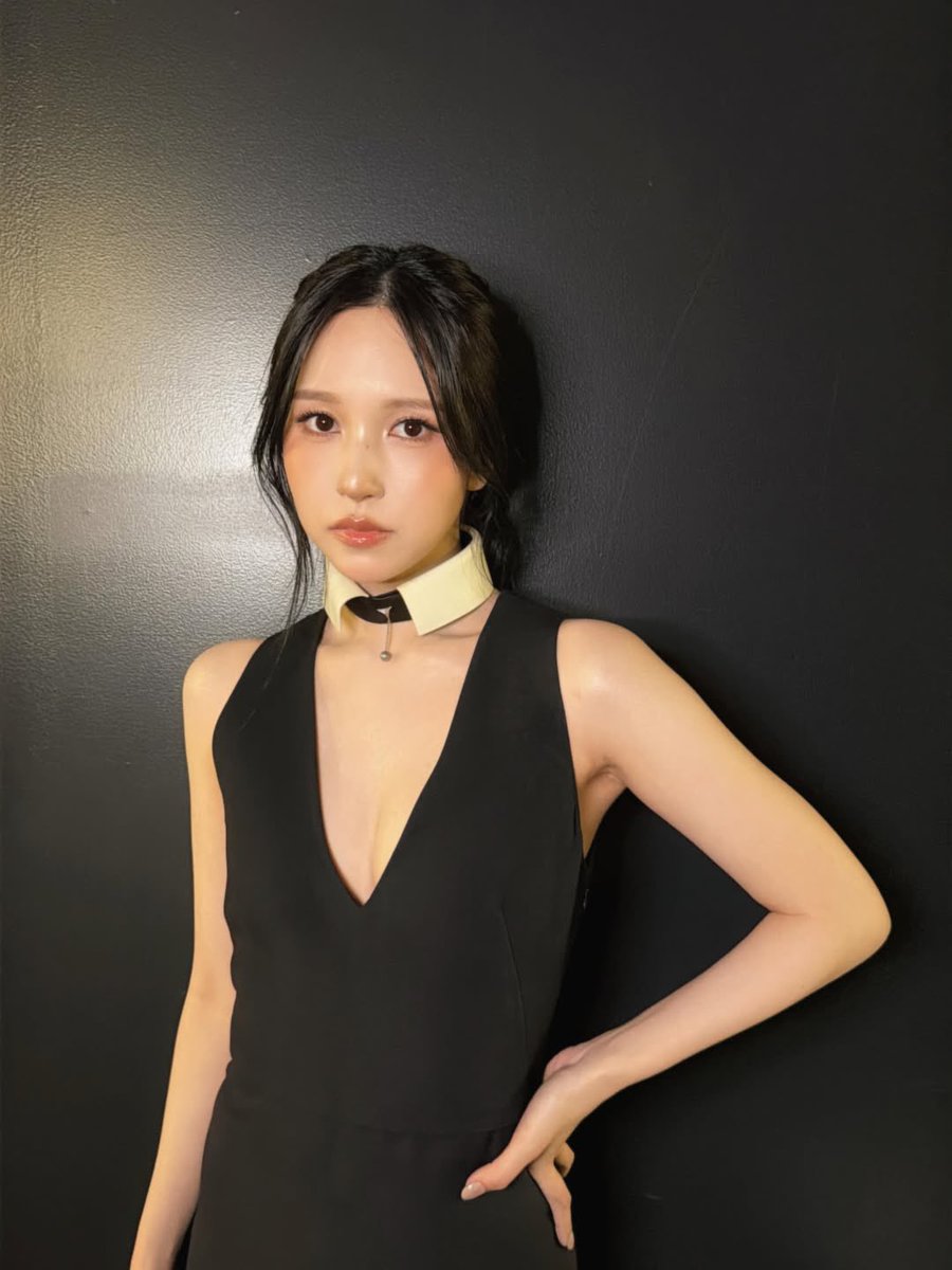 1stclassmisana's tweet photo. mina and that fendi choker https://t.co/RVk2P6XzHh