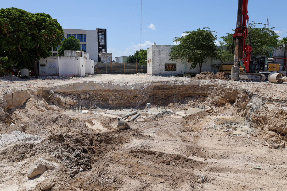 AytoCancun's tweet photo. 👮‍♀️ @anapatyp supervisó el inicio de los trabajos del Complejo de Seguridad Ciudadana TITÁN, que fortalecerá la coordinación, inteligencia y atención para las y los cancunenses.

Seguimos construyendo un Cancún más seguro y en paz. 🤝

#CancúnNosUne #PorLaTransformación https://t.co/co7FvvhJx4