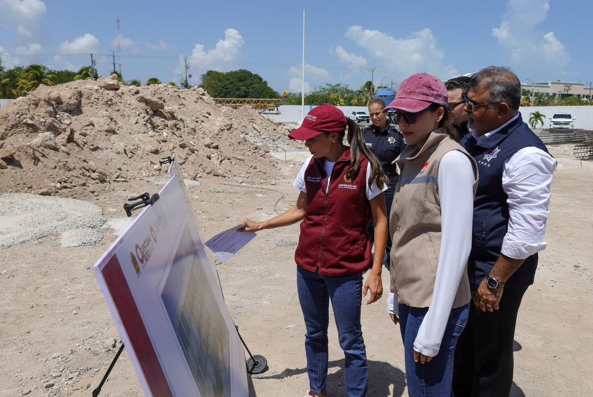 AytoCancun's tweet photo. 👮‍♀️ @anapatyp supervisó el inicio de los trabajos del Complejo de Seguridad Ciudadana TITÁN, que fortalecerá la coordinación, inteligencia y atención para las y los cancunenses.

Seguimos construyendo un Cancún más seguro y en paz. 🤝

#CancúnNosUne #PorLaTransformación https://t.co/co7FvvhJx4