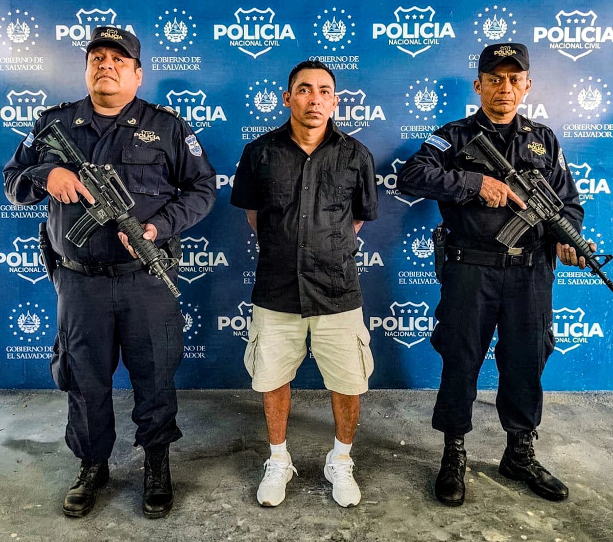 alertanoti's tweet photo. PANDILLERO DE LA 18R CON ANTECEDENTES DESDE 2001 ES DETENIDO EN AYUTUXTEPEQUE

La @PNCSV informó sobre la captura de Noé Antonio Galdámez Cruz, de 45 años, alias “Colmena” o “Licho”, señalado por las autoridades como integrante de la pandilla 18R y miembro de la estructura conocida como Tribu Zacamil. El detenido tenía una orden de captura vigente por el delito de agrupaciones ilícitas.

De acuerdo con la PNC, Galdámez Cruz registra un amplio récord delincuencial desde 2001, que incluye antecedentes por homicidio, extorsión, posesión y tenencia de drogas, robo, hurto, receptación, amenazas, agrupaciones ilícitas y tenencia, portación o conducción ilegal de arma de fuego.

La captura se realizó en los condominios Tazumal, en Ayutuxtepeque, San Salvador Centro. La institución policial indicó que el detenido será remitido al juzgado que lo reclama para que responda por el proceso judicial correspondiente.