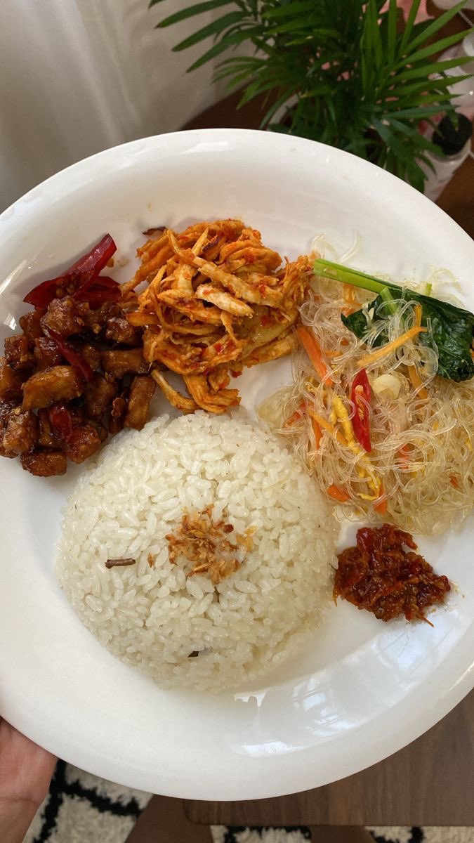 keepYUWRI's tweet photo. Good morning! ⛅️

Make sure you get some breakfast. This nasi uduk is mine, but I wouldn't mind sharing it with you. https://t.co/VognFxflT6