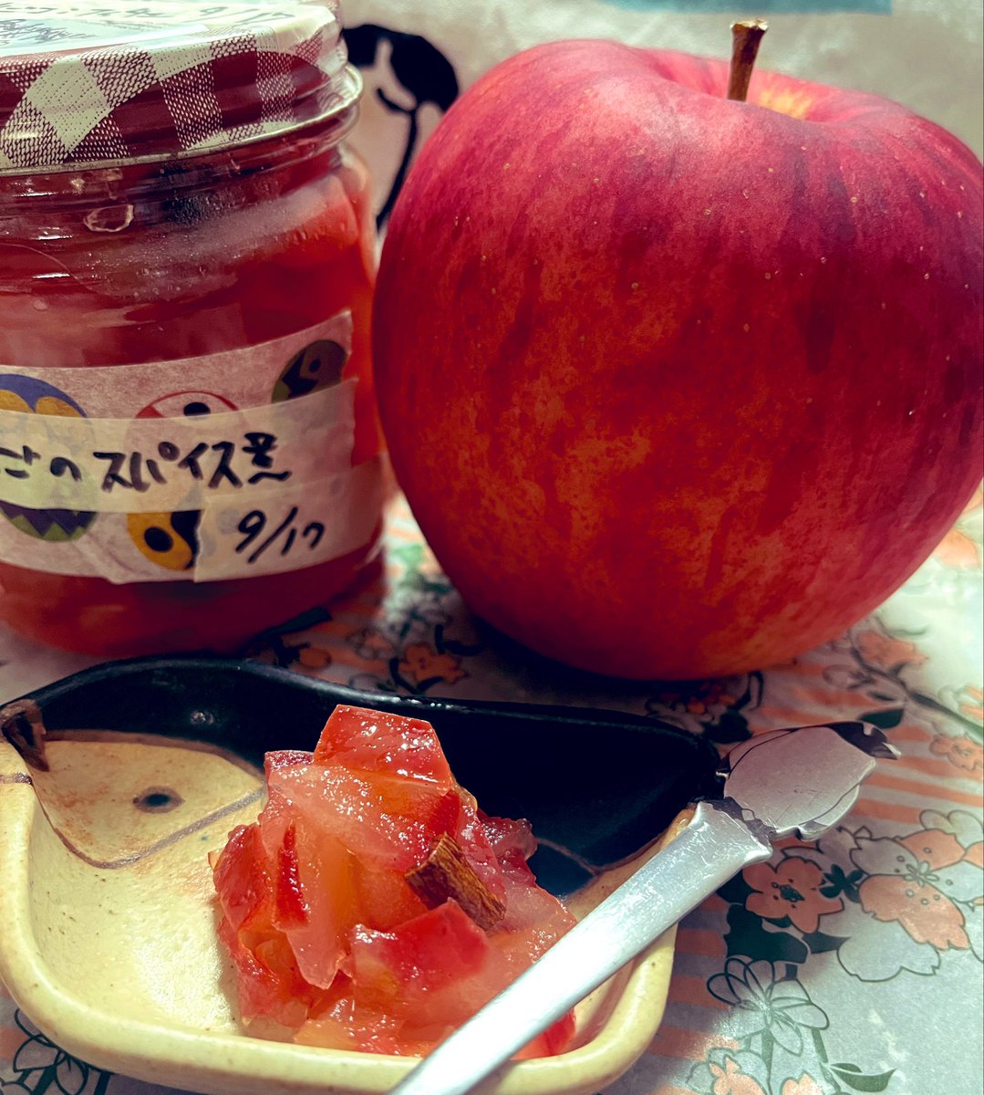 komimaki's tweet photo. 🐷<林檎🍎のスパイス煮を作ったよぉ！

林檎が山盛りある(嬉しい悲鳴)のと、我が家の山盛りスパイスを消費したく作ったものの、瓶1個分=林檎1個分なのである…カサ減らねぇ🤣
シナモンと八角とクローブを使いました。スパイスの甘い香りと林檎の甘酸っぱさとキレイな色みに出来て美味しくて嬉しい〜🍎 https://t.co/pFETJ04z5c