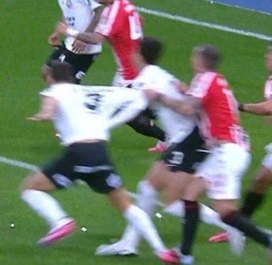 NJanfren's tweet photo. Arbitragem sem critério nenhum.

- não marcou pênalti no Gabriel Paulista sendo puxado dentro da área.

- mas marcou uma falta no Memphis Depay sendo puxado fora da área.

Inacreditável essa porra. https://t.co/8vJw5FvpVT