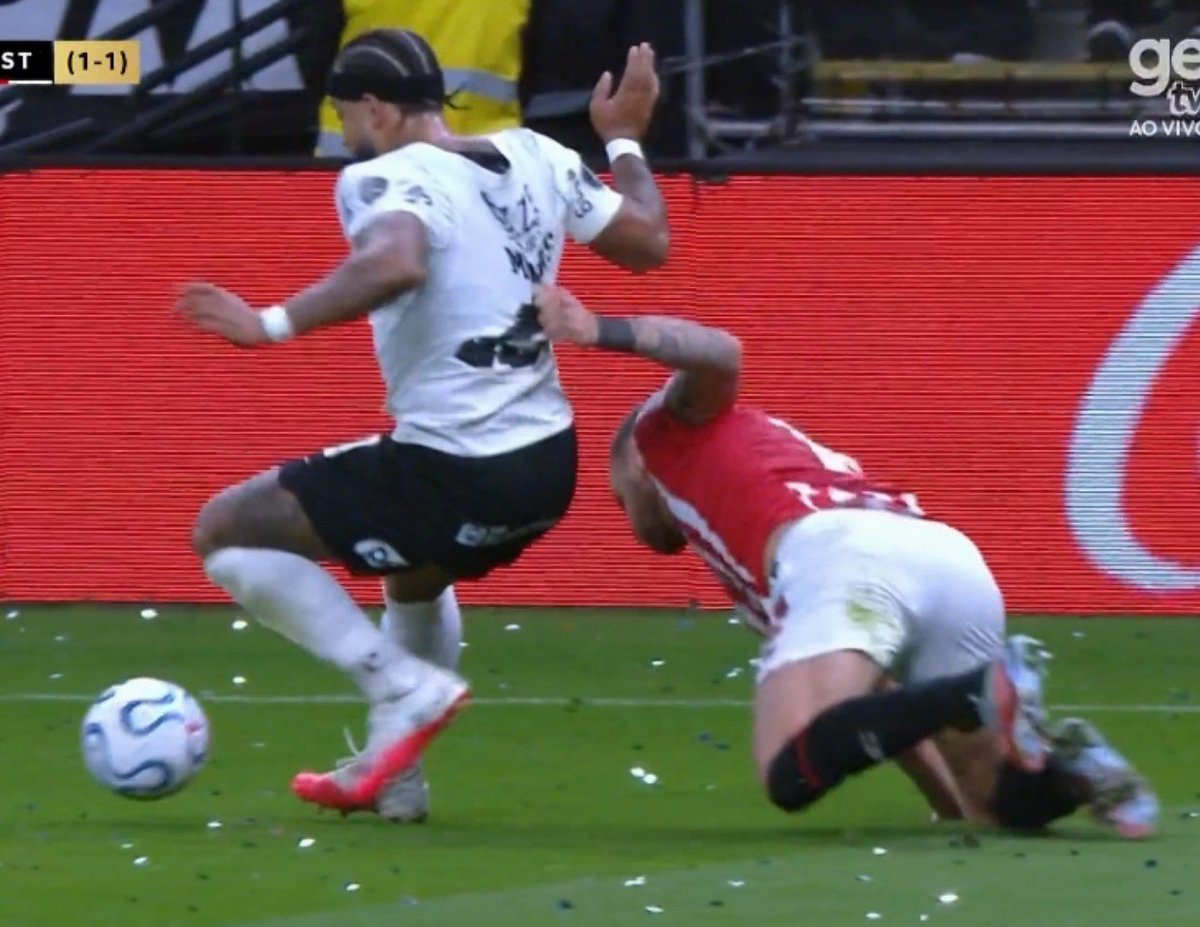 NJanfren's tweet photo. Arbitragem sem critério nenhum.

- não marcou pênalti no Gabriel Paulista sendo puxado dentro da área.

- mas marcou uma falta no Memphis Depay sendo puxado fora da área.

Inacreditável essa porra. https://t.co/8vJw5FvpVT