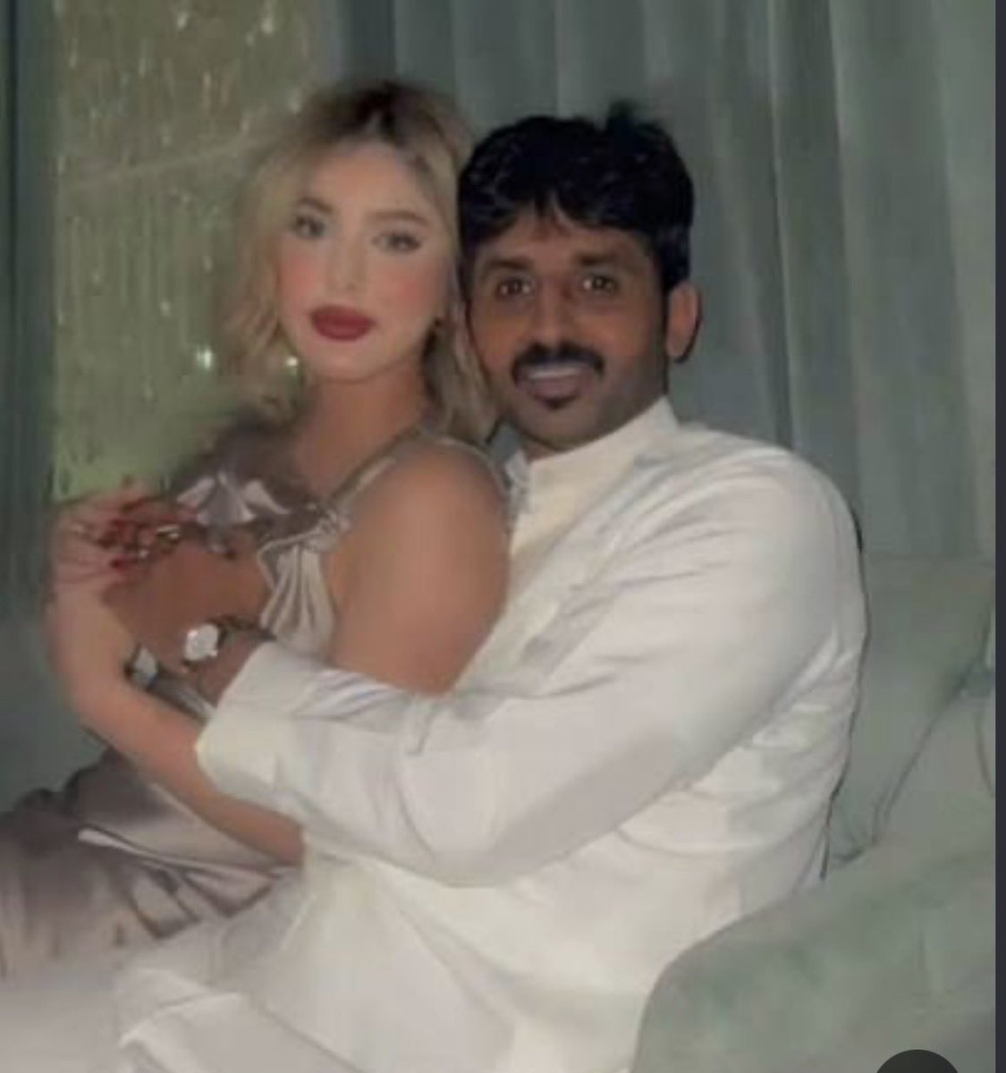 wjre0's tweet photo. @BaghdadJop38540 @HASSNAL20 اختك مع ابو يوسف https://t.co/PUtjCuVnjR