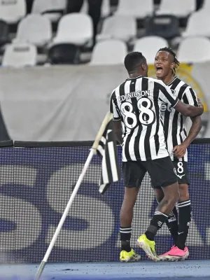 FutGooll's tweet photo. Campeonato Brasileiro 
Botafogo 3 ❌ 2 Grêmio 
⚽ 1X0 - Danilo Santos 
⚽ 1X1 - Jovane Cabral 
⚽ 2X1 - Montoro 
⚽ 3X1 - Danilo Santos 
⚽ 3X2 - Carlos Vinícius 

Botafogo se reencontrou com a vitória no Brasileirão após 6 jogos. Botafogo é o 11º. Grêmio, 16º. #Brasileirão2026 https://t.co/708INtQhr7