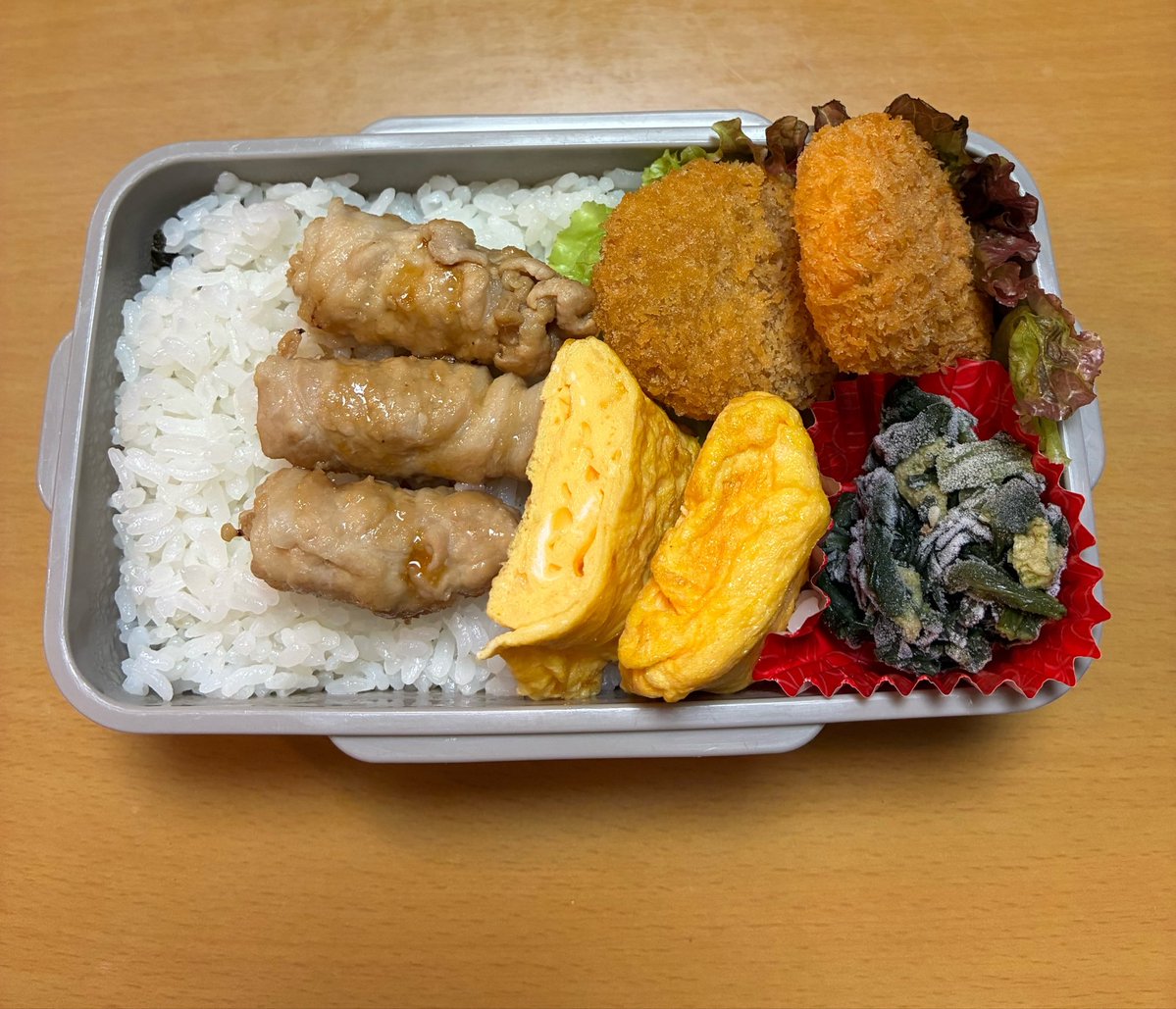 sasami240329's tweet photo. おはようございます
今日のお弁当
相変わらずご飯の上におかずを乗せるスタイルです
深いお弁当箱だとご飯とおかずの高さが合わなくてどうしてもこんな風に

#お弁当　
#お弁当記録 https://t.co/lxVqQ7PcK9