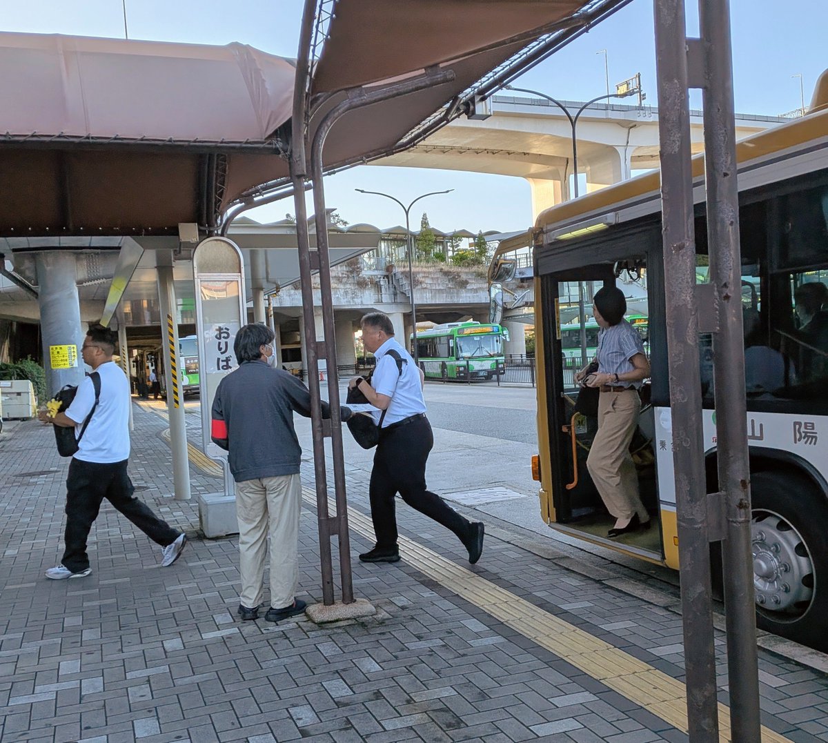katokenzi26's tweet photo. 舞子駅から赤田市議と5人で「おはよう宣伝🙋」です。朝のあいさつと市政の話し✌️神戸市バス路線の減便、廃止を止めて継続と充実を❗税金は暮らしのために❗ https://t.co/bgiSCvEw1Y