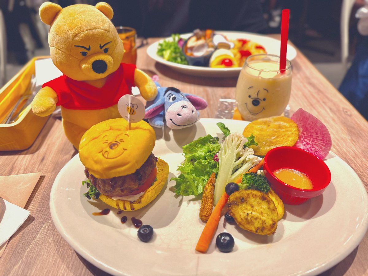 chocoooooo26's tweet photo. Disney HARVEST MARKET 🍯⋆*。
見渡す限りプーさん尽くしで最高だた^ᴗ.ᴗ^💓 https://t.co/SnIm5jPKGU