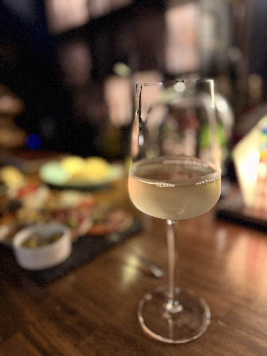 fleur85172820's tweet photo. お気に入りのバーに週4で出没🍷😆

今回のヒットはダラットのソーヴィニヨン・ブラン。
ベトナムワインってどうなの？と思って飲んだら、驚くほどクオリティ高かった…！
爽やかな香りとスッキリした余韻が、フレッシュなゴートチーズと相性抜群♡

ワイナリーも見学してきます♪ https://t.co/FpWhgYer8L