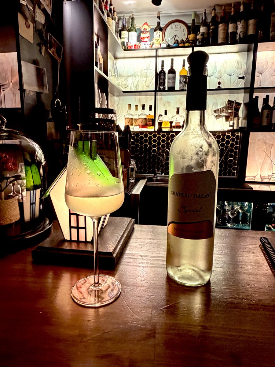 fleur85172820's tweet photo. お気に入りのバーに週4で出没🍷😆

今回のヒットはダラットのソーヴィニヨン・ブラン。
ベトナムワインってどうなの？と思って飲んだら、驚くほどクオリティ高かった…！
爽やかな香りとスッキリした余韻が、フレッシュなゴートチーズと相性抜群♡

ワイナリーも見学してきます♪ https://t.co/FpWhgYer8L