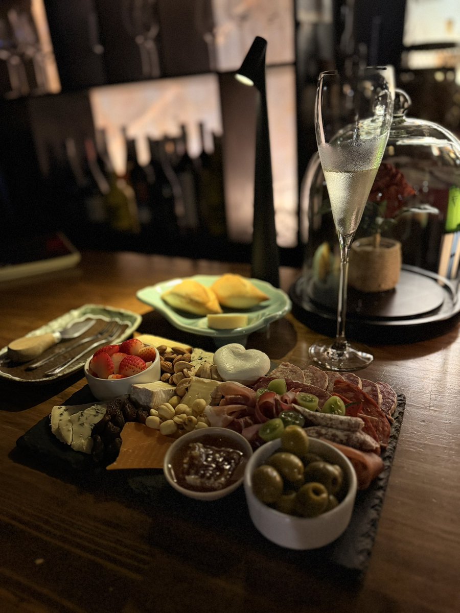 fleur85172820's tweet photo. お気に入りのバーに週4で出没🍷😆

今回のヒットはダラットのソーヴィニヨン・ブラン。
ベトナムワインってどうなの？と思って飲んだら、驚くほどクオリティ高かった…！
爽やかな香りとスッキリした余韻が、フレッシュなゴートチーズと相性抜群♡

ワイナリーも見学してきます♪ https://t.co/FpWhgYer8L