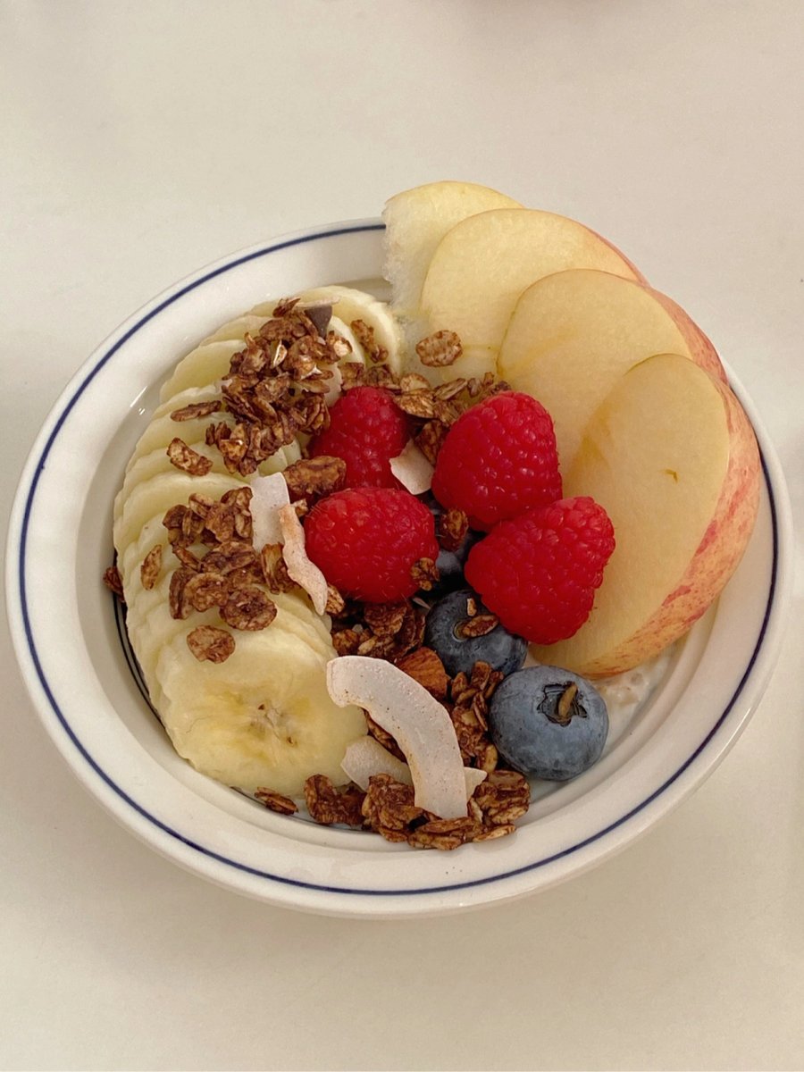 franc182046's tweet photo. Warm, creamy oatmeal topped with fresh berries and a sprinkle of chia seeds—my lazy Sunday morning pick-me-up ， https://t.co/6cxT2gijRc
