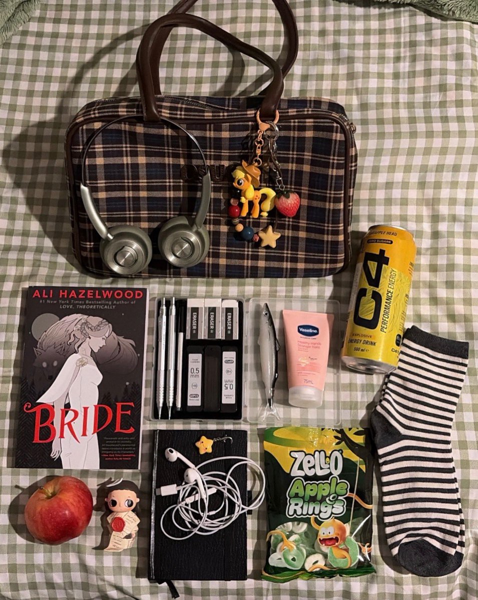 taef0i's tweet photo. What’s in my bag https://t.co/mnjzQZLieo
