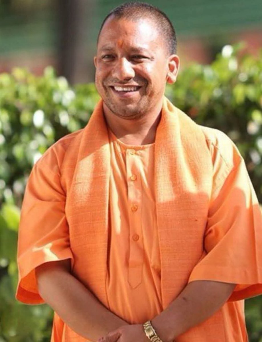 janardanmis's tweet photo. दिल्ली चुनाव से पहले इनकम टैक्स लिमिट को 12 लाख किया गया। 

महाराष्ट्र, बिहार, बंगाल, असम और बाकी चुनावों में खुलकर फ्रीबीज बाँटे गये। 

भाजपा को फायदा भी हुआ इसका। हर जगह जीते। 

लेकिन यूपी चुनाव से पहले - 

यूजीसी लाए। 

सवर्णों को नाराज किया। 

आरक्षण पर समीक्षा न होने के बयान दिलवाए गए। 

योगी बाबा की छवि के इतना पॉपुलर होने के बाद भी उनकी नीतियों को प्रमोट नहीं किया गया। 

और अब यूपीआई में .04% का MDR और ले आए हैं, वो भी ऐसे समय पर जब यूपी में अगले चार पॉंच महीनों में चुनाव हैं। ये यूपीआई में टैक्स जनता को बेचैन ही करेगा और कुछ नहीं। 

खैर, बाकी लोगों की तरह अब तो मुझे भी कुछ कुछ लगने लगा है कि कहीं ये सब डेलीबरेटली तो नहीं किया जा रहा है???

ताकि योगी बाबा के कद को कम किया जा सके। 

तो अब ऐसे में करना क्या है???

करना तो ये चाहिए कि योगी बाबा को बम्पर जीत दिलाई जाए। ऐसी जीत जो उनके पक्ष और विपक्ष के दलों के विपक्षियों के कान खड़े और गान के छिद्र बड़े कर दे। 

ऐसी जीत, जो बता दे कि हमारे दाढ़ी बाबा के नेचुरल सक्सेसर योगी बाबा हैं, कोई चाणक्य फाणक्य नहीं। 

ऐसी जीत, जो दूसरों के जहनी मोहल्लों में इतने मानसिक बम मारे, इतने मानसिक बम मारे ... कि उनका सारा वजूद ही धुआँ धुआँ हो जाए। 

मुझे तो यही लगता है, बाकी जनता जनार्दन है।