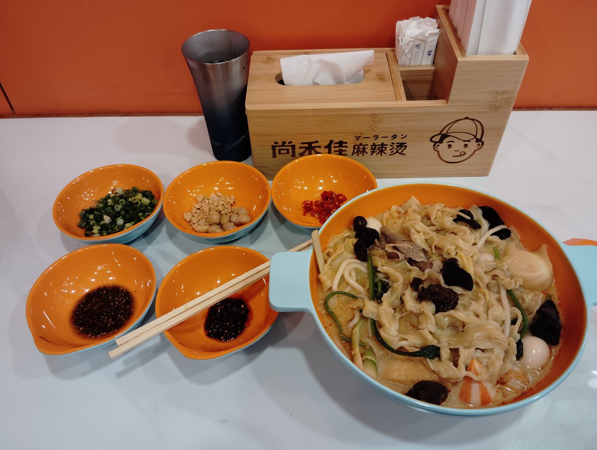takeboo35's tweet photo. サラリーマンの昼メシ。

麻辣燙（マーラータン）

欲張って、冷蔵庫の残り物を全部入れたような、残飯麻辣燙になってしまった。

うん。「マズい」 https://t.co/uuXPk1uuDs