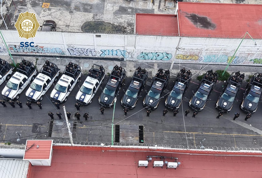 SSC_CDMX's tweet photo. #DispositivoDeSeguridad | Con la participación de 40 elementos del sector #Tacuba y 50 de la #PolicíaMetropolitana, se realizan patrullajes en las colonias #Huichapan, #Argentina, #Anáhuac, #Tlaxpana y #Manzanos, de la alcaldía @AlcaldiaMHmx, con el objetivo de fortalecer la presencia policial y brindar mayor seguridad a la ciudadanía.