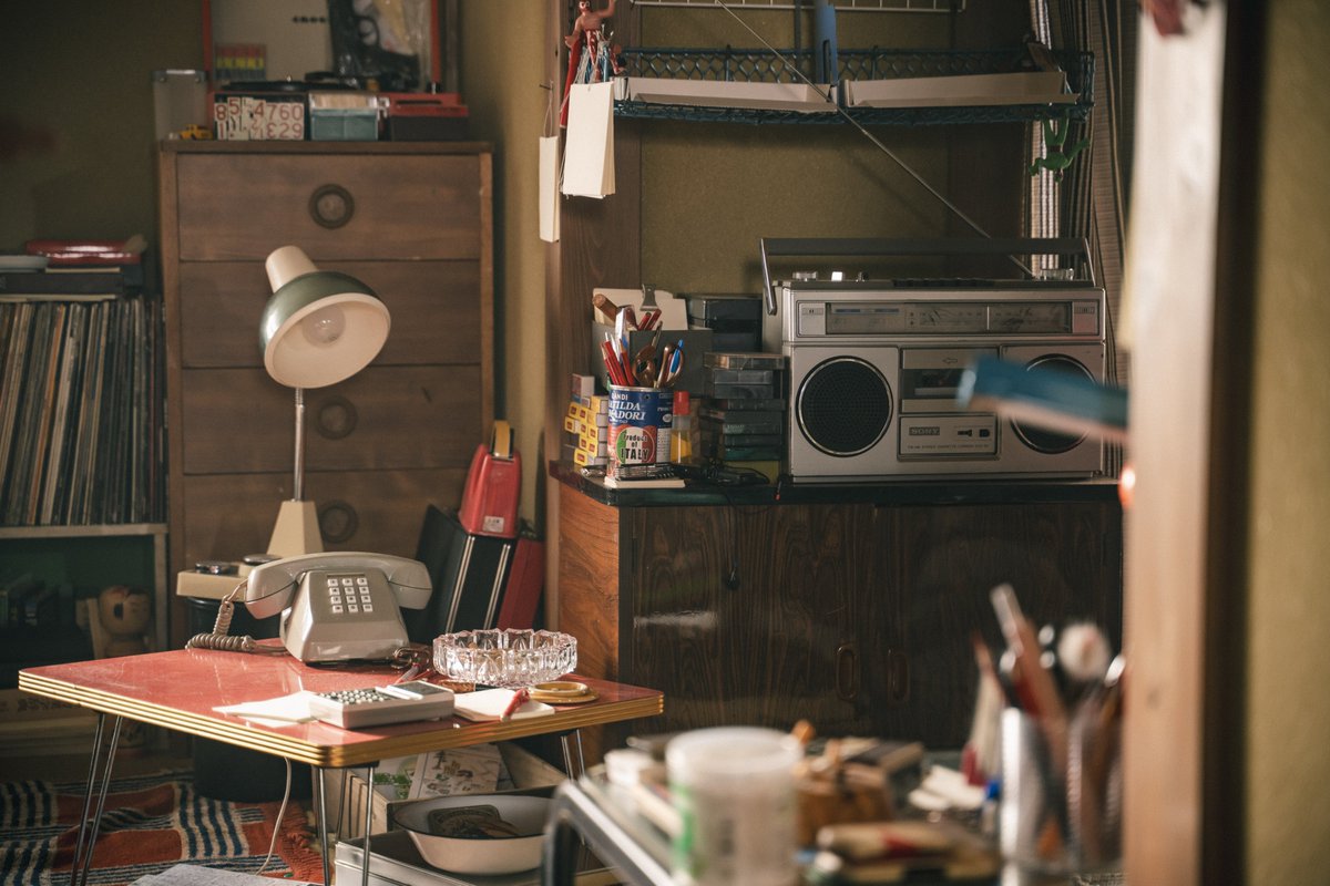 ryujimovie_jp's tweet photo. ◤ LIFE of RYUJI ─ It’s not a bad life ◢
ㅤㅤㅤㅤㅤㅤㅤㅤㅤ
竜二・直・ひろしが暮らす部屋。
男3人で過ごす、飾らない日常。
ㅤㅤㅤㅤㅤㅤㅤㅤㅤ
そこに漂うのは、
昭和の暮らしの気配と、どこか男臭い空気──
ㅤㅤㅤㅤㅤㅤㅤㅤㅤ
┏━━━━━━━━━┓
　10.30 fri 全国公開 🕶️🚬
┗━━━━━━━━━┛
#柳楽優弥 #萩原利久 #JUNON #BEFIRST
#映画RYUJI #映画竜二