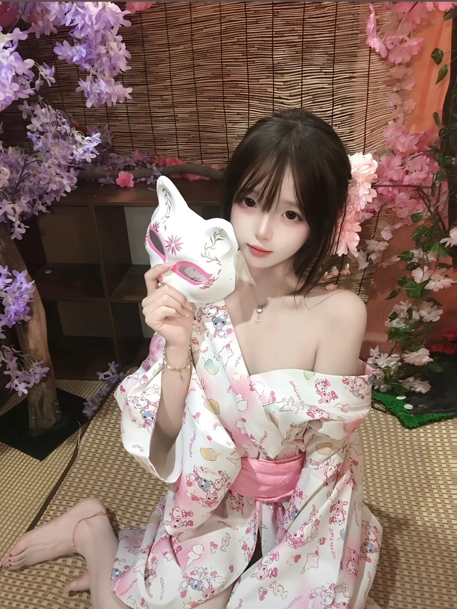 Bridgerlang's tweet photo. 破处那些事：你真的操过处女���？

这几天和朋友聊天发现一个有意思的现象，很多适婚年龄的男生还是处男，但女生则大多不是处女。再说一句不好听的：真正亲手把一个成年女生从女孩蜕变成女人的男人，少得可怜。半个月前我刚给一个刚满十八的 08 破处，回来看群里还在复读“现在哪还有处女”，处女不是没有，是轮不到大多数人。小鳄鱼茶话会里处男一抓一把，干过处女的寥寥无几。全程默认双方成年、自愿、知情同意，法律红线自己守，群聊链接在评论区。

一、破处到底在破什么？
很多人把破处理解成捅破一层膜、看一眼血、再给自己的男人履历盖个章。这是最低级的理解，也是最容易让人变成傻逼的理解。处女膜从来不是合格证，它厚薄、开口、弹性因人而异，有人骑自行车、上体育课就能拉出裂口，有人第一次做完几乎不出血。把“有没有血”当判决��的人，医学没学过，连黄片都看不明白。真正被破掉的是三样东西叠在一起：

1）生理门槛。第一次被进入，多数人会疼、会紧、会本能夹。这是身体在确认：有人从外面进来了。疼不是浪漫是事实。你处理不好，她记住的不是你，是痛。
2）心理权限。一个还没把身体交出去过的人，把第一次给你等于把“我允许谁靠近最里面”的开关交给你。这比膜值钱，膜可以修，并且开关一旦打开，后面的对比、习惯、阴影都会跟着来。
3）叙事权。以后她怎么回忆第一次，第一次之后她会不会更敢、更怕、更挑、更随便，很大程度取决于那一晚你是当猎人，还是当一个还知道对方也是人的男人。很多人所谓的处女情结，本质不是爱干净，是想独占一段不可逆的故事。你可以说这封建，也可以说这是人对稀缺、对不可复制体验的正常定价，真没必要装逼。

所以破处的意义，对男人来说往往被说成征服、收藏、完成成年礼。我更愿意说得直白一点，它是一次高浓度的权力交接。她把不可逆交给你，你同时接下疼痛管理、节奏、事后情绪和可能的纠缠。接不住的人不配谈意义，只配谈射精。

二、拿数据说话

你在一线城市酒吧、搭子局、约炮软件上刷到的样本，和全国统计不是一回事。统计里的“还有处女”，大量存在于低社交密度、低开放度、低流动性的人群里；你天天想操的那种好看、会打扮、会喝酒、会回消息的，供给早就被提前消耗了。能拿到台面上的大致是这样：2019–2020 年全国大���生性与生殖健康调查里，到本科毕业，插入式性行为比例已经过半，有过性行为的人首次年龄集中在 18–19 岁。也就是说，大学这个蓄水池，出水口开得很早，数据距今已经有六七年之久，比例只会更高。

更往后看，北大、复旦 2025 年那轮中国私生活质量调查更狠：近十年结婚的人里，婚前性行为比例已经超过九成。观念上很多人仍说不该，行为上大家早就做了。这叫认知和行为分裂，不叫纯洁。
把两套数据叠在一起，你会得到一个很丑的市场结构：处女不是灭绝了，而是高度前移、高度集中。第一次往往给了初恋、高中同学、大学前两年那个还不会定价的男生。等你 23、25、28 岁才想品尝稀缺，货早被别人拆过封了。一线社交场里你感觉几乎没有处女，是你进场太晚，还专挑已经��分流通的标的。

再泼一盆冷水：大多数男人这辈子破不了处女，是因为处女的第一次在统计上高度绑定“她当时最信任或最冲动的那一个”，而不是绑定“最会得吃的那一个”。会得吃的人吃到的，更多是已经开过的。这就是为什么群里有人阅人无数，却依然没操过处女：渠道错了，时点错了，还把稀缺当成可以靠话术现货采购的东西。城市未婚大龄女性里仍有一部分没做过，这事存在。但那部分和你幻想里的“又干净又漂亮又主动躺平让你破”几乎不是同一类人。你要的是流通性好的稀缺品，市场给的是流动性差的库存。

三、破处实操

1）先确认你破的是“处”，不是你自己的幻觉，别盘问“你是不是处女”。盘问模式本身就恶心，也最容易逼出谎言。观察比审讯有用：紧张方式、对脱衣的迟疑、对进入的恐惧，和经验丰富的人不是一种节奏。但即使她是，你也得按第一次来处理：润滑给足、进入够慢、随时可撤。把验货当情趣的人，通常也把人当货物。

2）前戏是打开通道。处女最常见的失败不是前戏不够，是干涩、恐惧、盆底肌死死咬住。手指、舌头、足够的时间，比你急着对齐更重要。润滑剂自己备，大概率别指望她自然湿润。第一次阴部充血和放松需要时间，你急，她只会更紧，紧不是她不行，是你在对抗反射。

3）别炫技。传教士或她在上，通常比后入好控。她在上时，深度和角度她说了算，痛感她能自己刹车。你在上就记住：对准了先停在入口，让她适应冠状沟那一截，再一点点往里。不要一杆到底证明自己是男人。那是畜生冲锋，不叫破处。

4）剥离血、痛、叫。出血可有可无，痛几乎都会有，叫声可能是痛也可能是她在给自己打气。你要盯的是呼吸和腰是不是在躲。躲了就退半寸，等她重新咬住你。中途软了也正常，第一次双方都容易交感过载。软了就用手、用嘴把场子圆回来，别表演“我不行因为你太紧”。

5）戴好避孕套。第一次风险意识最低，事后后悔成本最高。破处这事最蠢的结局不是没血，是怀孕、感染、或者她第二天把整个过程讲成被骗。安全套自己戴，戴不好就练到会。别把避孕责任甩给一个连自己身体都还没搞懂的人。

6）AfterCare很关键。第一次结束后她可能哭、可能发呆、可能突然黏人、也可能忽然冷。你要做的不是立刻复盘“我是不是她的第一个”，而是清理、给温水、问她要不要抱一下还是自己待着。第二天正常问候一句，别消失，也别突然求婚。很多处男把破处当成毕业礼��，炮响完人没了，这叫把不可逆体验做成一次性消耗品。她记住的会是被用完，不是被对待过。

7）破处不是技术成就。技术上你要做的只有四件事：慢、湿、听、停。听懂这四个字，比看十部破处题材片有用。你要是把全过程拍成收藏、拿去群里报功，那你不是在破处，你是在消费一个把不可逆交给你的人。这种人以后也会被同样的逻辑收割，别觉得自己特殊。

四、不要小头控制大头

1）处女情结和处男困境是同一台机器的两面。女生侧，第一次被提前消耗；男生侧，第一次被无限推迟。一边是供给前移，一边是需求残废。结果就是：少数很早进场的男人吃到了第一次，大多数晚进场的男人在二手市场里互相内卷，同时还要被教育“你不该在意过往”。在意不过往可以，那也把婚姻、彩礼、离婚成本一起改掉。只改男人的偏好、不改合约结构，这叫单方面���械。

2）稀缺会把人变蠢。东西越少，越容易被神化。处女少了，破处就被写成成年礼、征服、人格升级。可你仔细看，很多所谓我操过处女的叙事，核心不是她，是说话的人需要一个证明自己不是Loser的筹码。筹码思维一旦起来，人就会无视匹配、无视意愿、无视后续，只盯着那一层象征。象征满足了，人还是空的。空的人需要下一次象征。这就是性癖和收藏癖的交界处。

3）初夜会改写后面整条性曲线。疼、怕、被催、被骂“你怎么这么紧”，她后面可能更难高潮，也可能反过来把痛和爱绑在一起。温柔、慢、允许她主导深度，她后面更容易把性理解成可协商的事。你以为你只是在破一层膜，其实你在给她的性操作系统写默认设置。这比你射不射得出去严重得多。

4）多数男人追处女，是因为恐惧。恐惧比较、恐惧被排位、恐惧自己只是序列里的一个号码。处女承诺了一���幻觉：这里没有前任的影子。���觉很香，所以好卖。但成年世界里影子到处都是。你消除不了比较，你只能决定自己要不要成为那个让比较变得更残酷的人。

5）被选择，比破处高级。一个自愿把第一次给你的人，给出的是信任窗口，不是奖杯。窗口会关。你要是把窗口当成征服证明，你得到的是一次插入；你要是把窗口当成共同完成一件不可逆的事，你才配谈“我参与过她的开始”。前者满足虚荣，后者训练责任。虚荣过夜就散，责任会跟着你走很久。

五、你真的操过处女吗？

如果没有没必要把这当成人格残缺，在统计学上这很正常。真正残缺的是：欲望很强，靠近的能力很弱，还把稀缺幻想成可以靠情绪勒索兑现的权利。如果有，也别把自己讲成开了光。你只是在一个不可逆的时点上，恰好被选中了，被选中不自动等于你配。配不配看你当时有没有把疼痛当回事，事后有没有把人当���事，以及你有没有把这件事拿去兑换廉价崇拜。

破处能证明的东西很少。它不能证明你阳刚，不能证明你值得被爱，不能证明你比那些没破过的男人完整。它唯一能证明的是：在那个晚上，有一个成年女人允许你进入她还没被进入过的身体。这句话已经足够重了。再往上加神话，就是你自己心虚，
把女神祛魅，也把处女祛魅。膜不是圣物，第一次不是副本通关，你也不是靠这一下才算男人。男人是你敢表达、敢被拒、敢停、敢负责。这些能力练出来了，破不破处都只是结果；这些能力没有，你破到的也只是一个会痛的晚上，外加一个迟早要被你自己讲臭的故事。

#破处 #处女 #处男 #得吃 #约炮 #两性关系 #小鳄鱼茶话会 #处女情结 #恋足