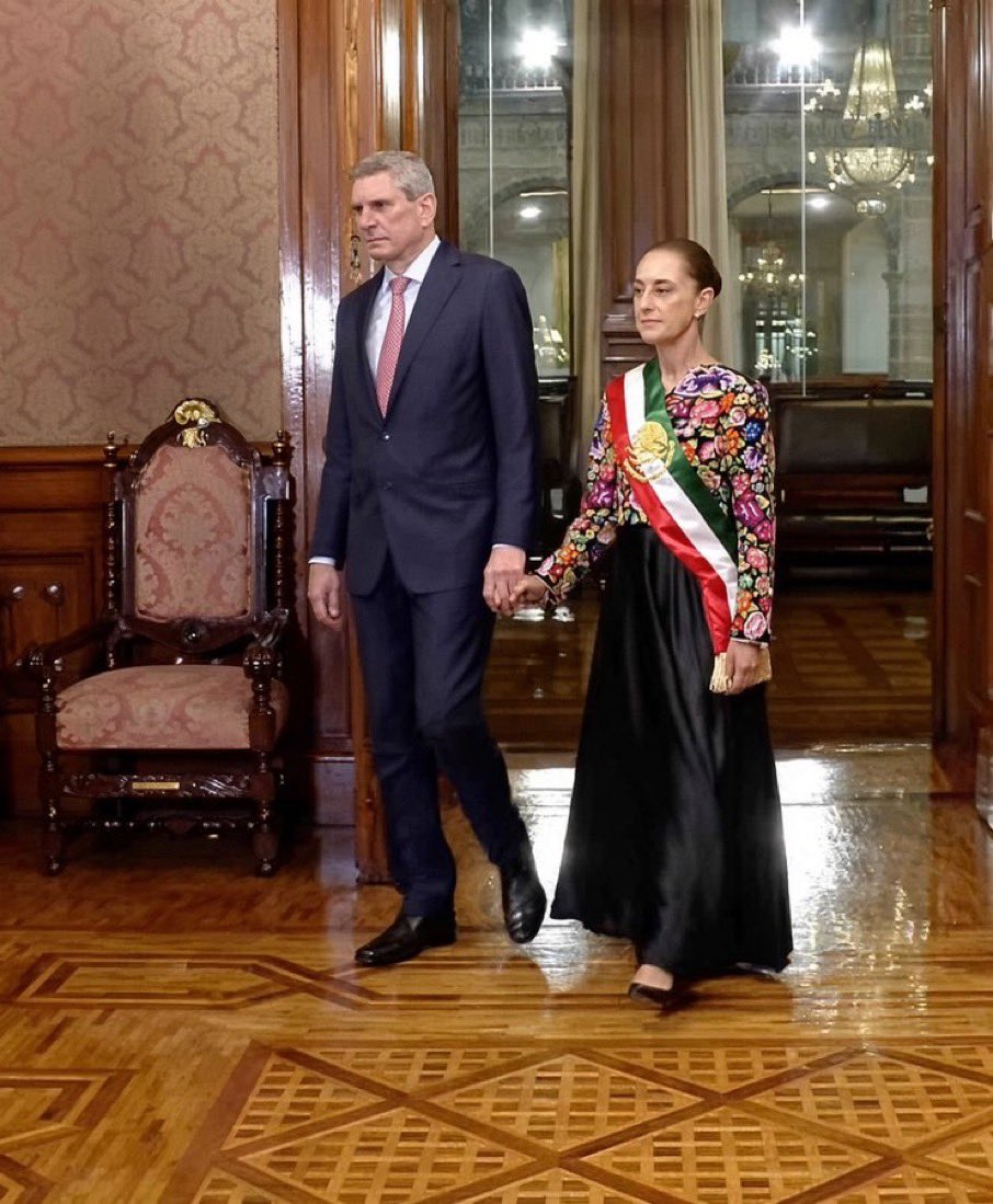 Mezkalcongusano's tweet photo. Ahí va una más cabrona. 

Mejor pareja presidencial??

Calderon/Zavala ❤️

Peña/Rivera 🔁

Sheinbaum/Tarriba 💬

Considerando:

- Resultados
- Simpatía 
- Elegancia
- Carisma https://t.co/k3hILM3NS0