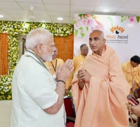 AvdheshanandG's tweet photo. भारत केवल एक भौगोलिक अथवा राजनीतिक इकाई नहीं, अपितु सनातन सांस्कृतिक चेतना और मानवता के आध्यात्मिक उत्कर्ष की दिव्य प्रयोगभूमि है। इस पुण्यभूमि ने विश्व को वेदों का ज्ञान, उपनिषदों का आत्मबोध, भगवान श्रीराम की मर्यादा, भगवान श्रीकृष्ण का कर्मयोग और भगवत्पाद आदि शंकराचार्य का अद्वैतबोध प्रदा��� किया है। भारत की राष्ट्रीय अस्मिता का मूल स्वर सत्ता नहीं, साधना है; अधिकार नहीं, कर्तव्य है और शासन नहीं, लोकमंगल है।

इतिहास के प्रत्येक निर्णायक मोड़ पर भारत को ऐसा नेतृत्व प्राप्त हुआ है, जिसने राष्ट्र के अंतर्मन में सुप्त आत्मविश्वास को जाग्रत किया। वर्तमान युग में आदरणीय प्रधानमंत्री श्री नरेन्द्रभाई मोदी जी का नेतृत्व इसी राष्ट्रीय पुनर्जागरण का महत्त्वपूर्ण अध्याय है। उनके व्यक्तित्व में सेवा की संवेदना, संकल्प की दृढ़ता, साधक का अनुशासन, प्रशासक की दक्षता और राष्ट्रनायक की दूरदर्शिता का सुंदर समन्वय दिखाई देता है।

17 सितम्बर 1950 को गुजरात क��� वडनगर में जन्मे श्री नरेन्द्र मोदी जी की जीवनयात्रा संघर्ष, आत्मनिर्भरता और सेवाभाव से अनुप्राणित रही है। संगठन तथा समाजसेवा से आगे बढ़ते हुए उन्होंने वर्ष 2001 में गुजरात के मुख्यमंत्री का दायित्व ग्रहण किया। वर्ष 2014 में वे भारत के प्रधानमंत्री बने और 9 जून 2024 को लगातार तीसरी बार प्रधानमंत्री पद की शपथ ली।वर्ष 2026 में मुख्यमंत्री और प्रधानमंत्री के रूप में उनकी निरंतर जनसेवा की यात्रा पच्च���स वर्ष पूर्ण कर रही है।

उनके जन्मदिव��� पर उनका अभिनंदन वस्तुतः उस कर्मनिष्ठ जीवन-दृष्टि का सम्मान है, जिसने व्यक्तिगत सुख-सुविधाओं से ऊपर राष्ट्रसेवा को प्रतिष्ठित किया। उनका उद्घोष “राष्ट्र प्रथम” मात्र राजनीतिक नारा नहीं, अपितु उनकी कार्यपद्धति का केंद्रीय सूत्र है।उनकी जीवनचर्या में कठोर परिश्रम, समयानुशासन, योग-साधना और निरंतर सक्रियता दिखाई देती है।

भारतीय शासन-दर्शन का सर्वोच्च उद्देश्य समाज के अंतिम व्यक्ति तक सुख, सुरक्षा, सम्मान और अवसर पहुँचाना है। जनधन योजना, उज्ज्वला योजना, स्वच्छ भारत अभियान, आयुष्मान भारत, प्रधानमंत्री आवास योजना और जल जीवन मिशन जैसे प्रयासों ने जनकल्याणकारी प्रशासन को नई गति प्रदान की है। इनका महत्त्व केवल आँकड़ों में नहीं, बल्कि उस मानवीय गरिमा में है, जो किसी निर्धन परिवार को घर, किसी माता को धुएँ से मुक्ति और किसी रोगी को उपचार मिलने से उत्पन्न होती है। नारीशक्ति को राष्ट्रीय विमर्श के केंद्र में लाना तथा महिलाओं की आत्मनिर्भरता और सहभागिता को प्रोत्साहित करना भी व्यापक सामाजिक परिवर्तन का संकेत है।

राष्ट्रीय राजमार्गों, रेलमार्गों, हवाई अड्डों, मेट्रो नेटवर्क और सीमावर्ती सड़कों का विस्तार नवभारत की गतिशीलता का परिचायक है।पूर्वोत्तर भारत, आकांक्षी जिलों और ग्रामीण अंचलों को विकास की मुख्यधारा से जोड़ने का प्रयास “सबका साथ, सबका विकास, सबका विश्वास और सबका प्रयास” के सूत्र को व्यावहारिक रूप प्रदान करता है।

डिजिटल इंडिया, प्रत्यक्ष लाभ अंतरण और यूपीआई ने शासन तथा आर्थिक व्यवहार को व्यापक रूप से परिवर्तित किया है। स्टार्टअप इंडिया, मेक इन इंडिया और आत्मनिर्भर भारत जैसे अभियानों ने उद्यमिता, विनिर्माण एवं नवाचार को प्रोत्साहन दिया है। चंद्रयान-3 की सफलता और गगनयान की तैयारियाँ भारत ��े वैज्ञानिक आत्मविश्वास की अभिव्यक्ति हैं। रक्षा-उत्पादन और स्वदेशी तकनीक पर बल ने राष्ट्रीय सुरक्षा को भी सुदृढ़ किया है।

प्रधानमंत्री जी ने विकास और सांस्कृतिक विरासत को परस्पर विरोधी मानने वाली मानसिकता को चुनौती दी है।अयोध्या में श्रीराम मंदिर का निर्माण और श्रीरामलला की प्राण-प्रतिष्ठा करोड़ों भारतीयों की शताब्दियों पुरानी आस्था की ऐतिहासिक परिणति बनी।काशी विश्वनाथ धाम, श्��ीमहाकाल महालोक और केदारनाथ धाम का विकास सांस्कृतिक पुनर्जागरण के महत्त्वपूर्ण प्रतीक हैं। योग और भारतीय ज्ञान-परम्परा को वैश्विक प्रतिष्ठा मिलने से भारत की सभ्यतागत चेतना को नया आत्मविश्वास प्राप्त हुआ है।

उनके नेतृत्व में भारत की विदेश नीति में राष्ट्रीय हित, रणनीतिक स्वायत्तता और विश्वबंधुत्व का समन्वय दिखाई देता है। जी-20 की अध्यक्षता में “एक पृथ्वी, एक परिवार, एक भविष्य” का ध्येयवाक्य “वसुधैव कुटुम्बकम्” की भावना का वैश्विक उद्घोष बना। “आज का युग युद्��� का नहीं है” उनका यह संदेश भारत की संवाद, सहअस्तित्व और विश्वशांति पर आधारित सनातन दृष्टि को अभिव्यक्त करता है।

मृत्युंजय महादेव के अनुग्रह से आदरणीय प्रधानमंत्री श्री नरेन्द्र मोदी जी को उत्तम स्वास्थ्य, दीर्घायु, अक्षय ऊर्जा और राष्ट्रसेवा के लिए निरंतर सामर्थ्य प्राप्त हो।जन्मदिवस की अनंत शुभकामनाएँ ! 

@narendramodi  
#सेवा_संकल्प_अभियान
#AshirwadKaDiya