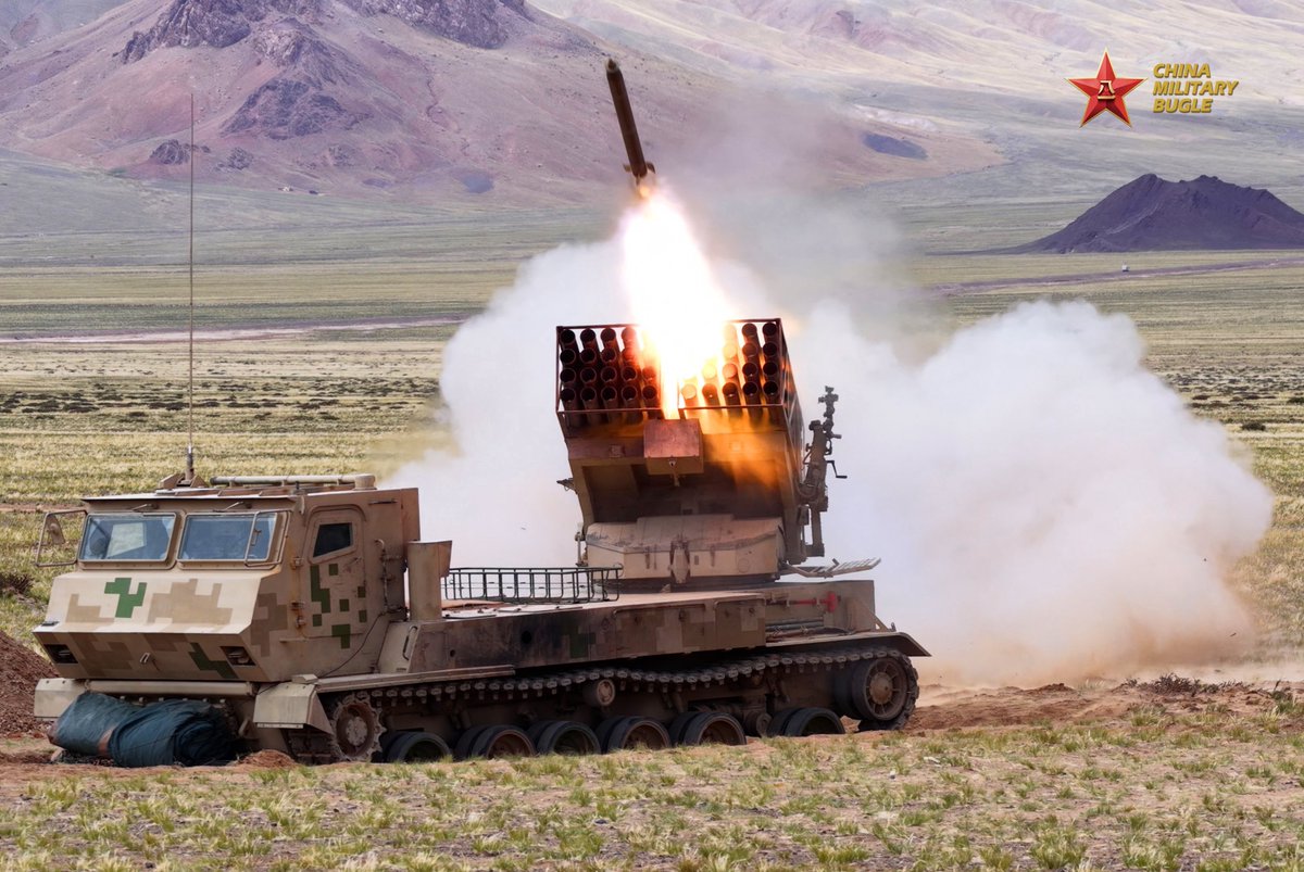 ChinaMilBugle's tweet photo. Roaring and Howling:

Photos show artillery troops assigned to the Chinese PLA 76th Group Army conducting live-fire training exercise.

#PLA #PLAA #Army
#MLRS #Howitzer
#PHZ11 #PLZ07
#ChinaMilitary #ChinaMilBugle
