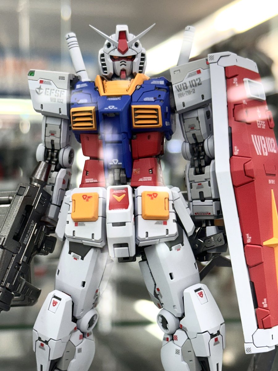 tauyo13's tweet photo. 作例のRGガンダム2.0 現物見てきました！
ゲート跡がバッチリ目立ってかわいいね♪
 
あと1週間？の展示なので連休に是非！
ヨドバシカメラ新宿西口本店まで！！ https://t.co/fHZk7vJ3Yv