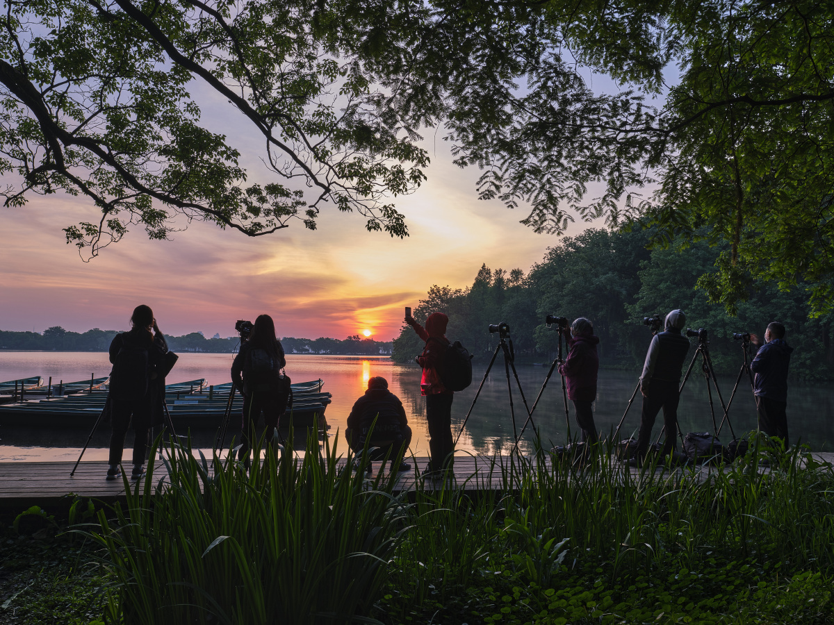 beche141681's tweet photo. [Join our campus photography club’s weekend sunrise shoot at West Lake Park! Capture golden hour moments, make friends, and get a free mini photo print. Sign up via link in bio by Fri!]， https://t.co/pEADkiZhMp