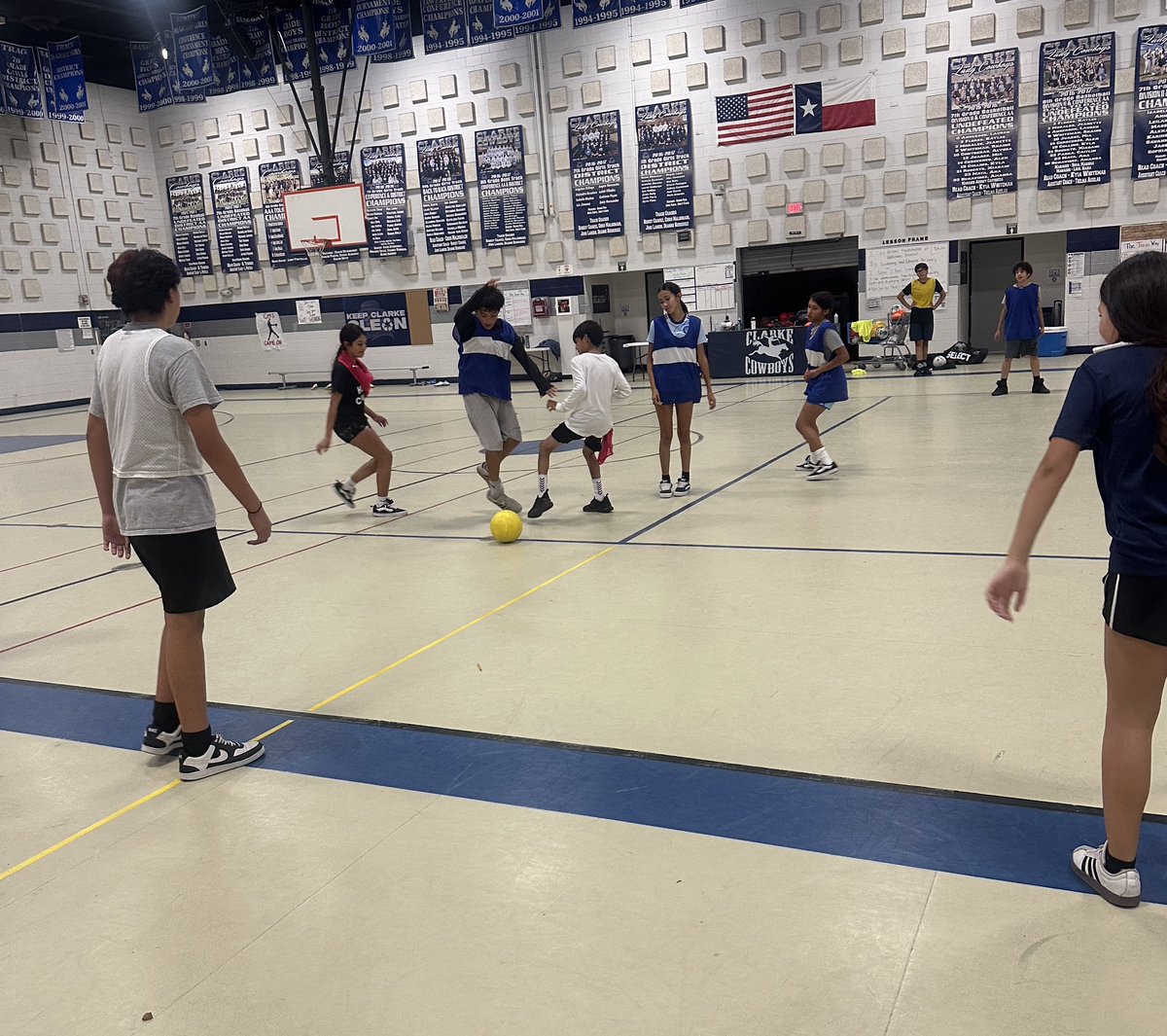 VVicencio_CMS's tweet photo. Work hard. Have fun. Grow together.
💙🤠🩶⚽️
#ClarkeSoccer 
@A_Espinoza_CMS @CMSAthletic @WalterEClarkeMS https://t.co/kIRvhyR1mE