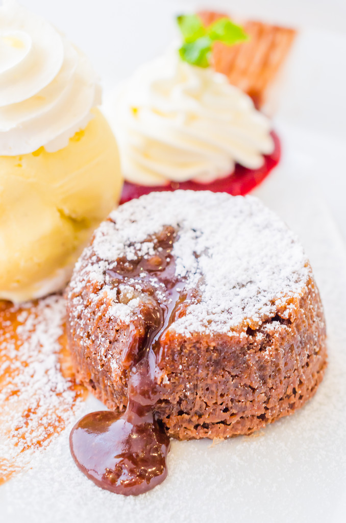 cerea844468's tweet photo. [Midnight snack win: Warm chocolate lava oozing with vanilla ice cream—pure cozy magic in a bite. ]， https://t.co/viWydpd0Pe