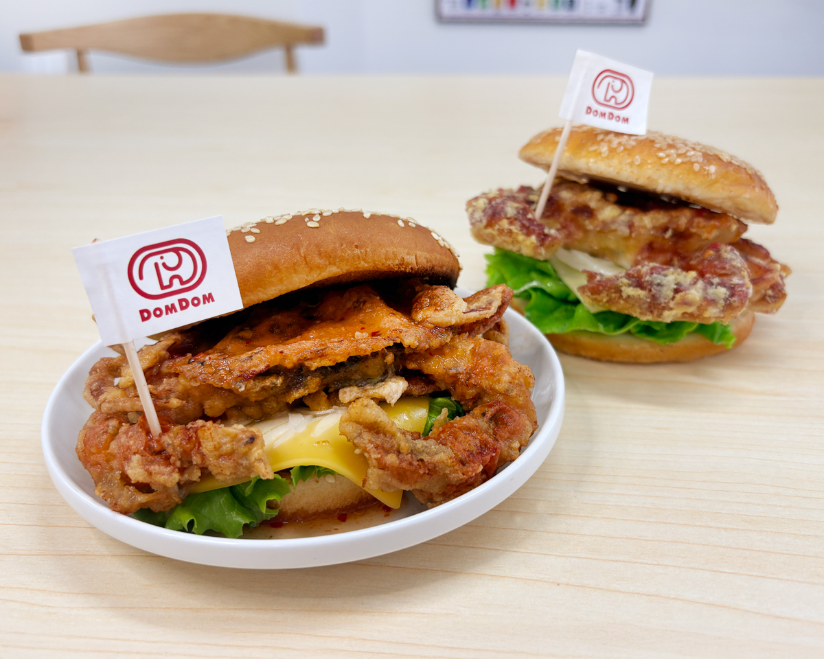 domdom_pr's tweet photo. 丸ごと‼️カニバーガー🦀
本日から販売スタートしております🙌

こちらは定番の「スイートチリ味」🐘
※奥は食品サンプルのカニバーガーです🙂 https://t.co/UJsE66ADOC