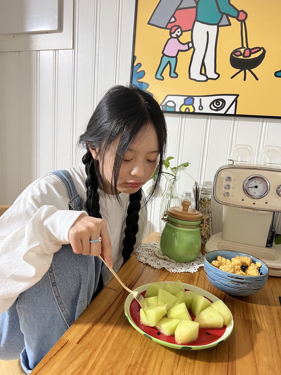 HANNIslast's tweet photo. selamat pagii! siapa yang hari ini udah sarapan buah? :3 https://t.co/PYW7z6IGgq