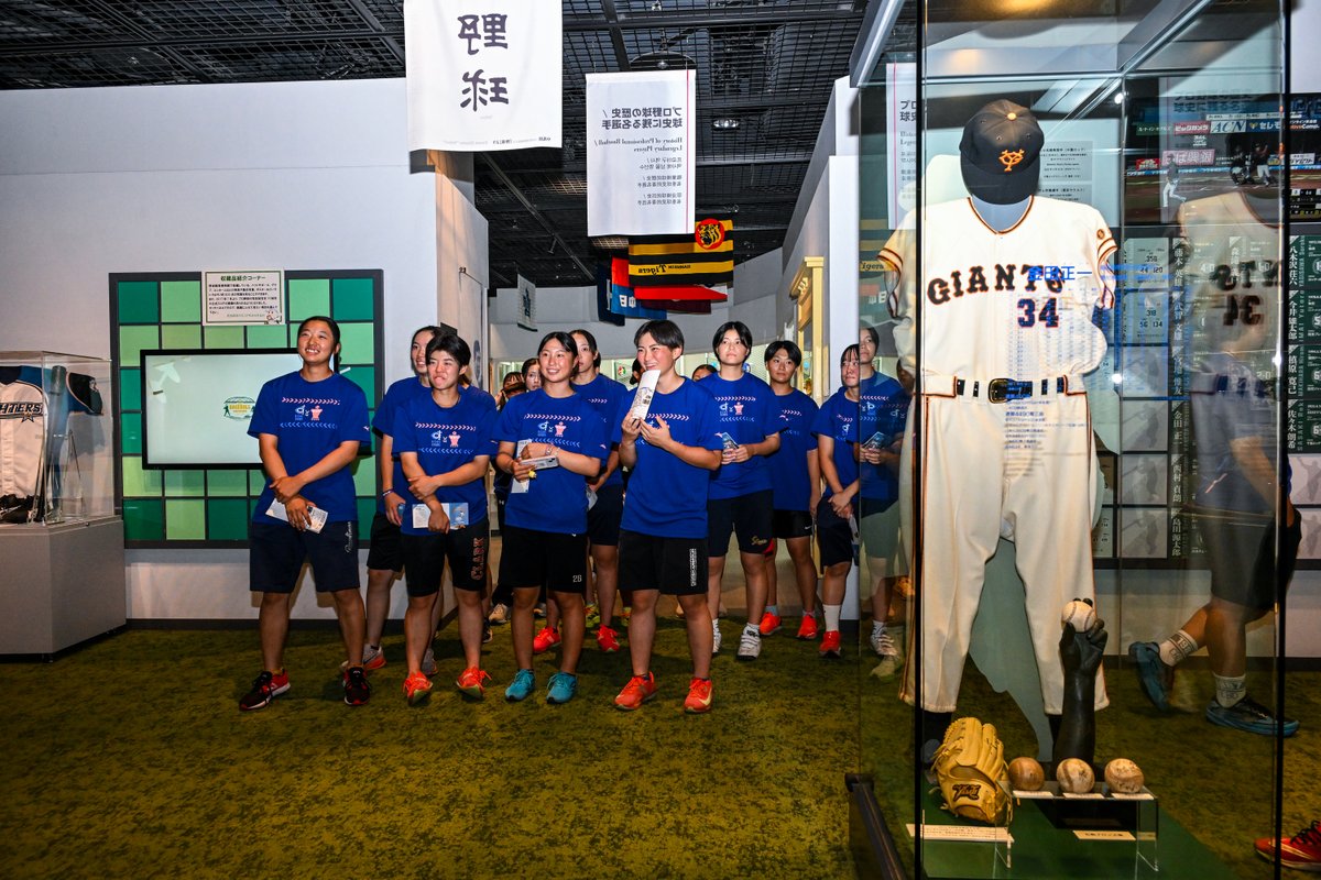 BaseballHOF1959's tweet photo. やっほ～！キュートだよ⚾

先日、東京ドームで開催された、高校野球女子選抜VSイチロー選抜に出場した選抜メンバーが 野球殿堂博物館に来てくれたよ～！

館内では、展示をじっくり見学してくれました✨

サイン色紙も書いてもらったよ⚾
アマチュア野球のコーナーで展示中✨

高校野球女子選抜の皆さん、ありがとうございまし��！

＃女子野球
＃高校野球女子選抜
＃野球殿堂博物館