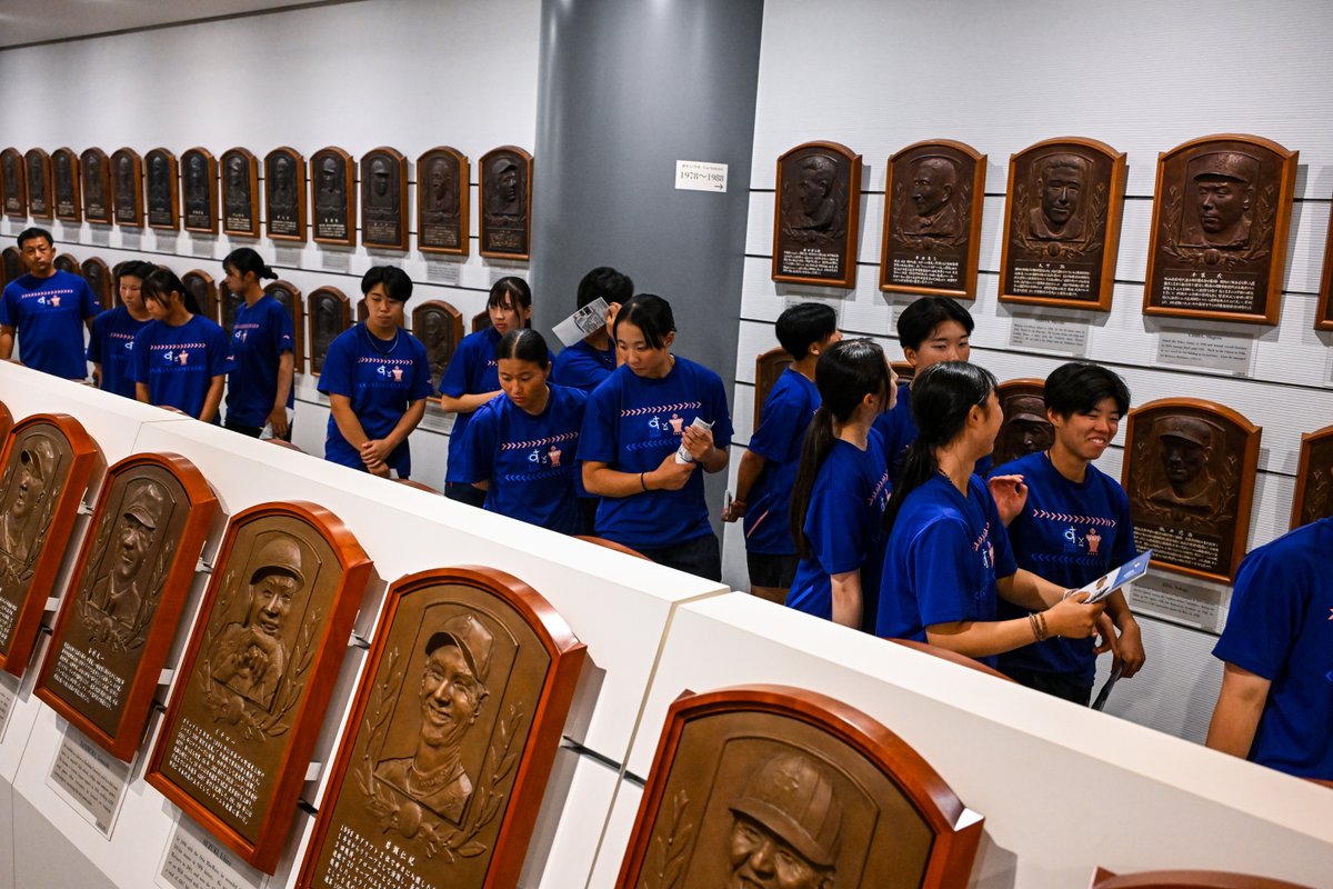 BaseballHOF1959's tweet photo. やっほ～！キュートだよ⚾

先日、東京ドームで開催された、高校野球女子選抜VSイチロー選抜に出場した選抜メンバーが 野球殿堂博物館に来てくれたよ～！

館内では、展示をじっくり見学してくれました✨

サイン色紙も書いてもらったよ⚾
アマチュア野球のコーナーで展示中✨

高校野球女子選抜の皆さん、ありがとうございまし��！

＃女子野球
＃高校野球女子選抜
＃野球殿堂博物館