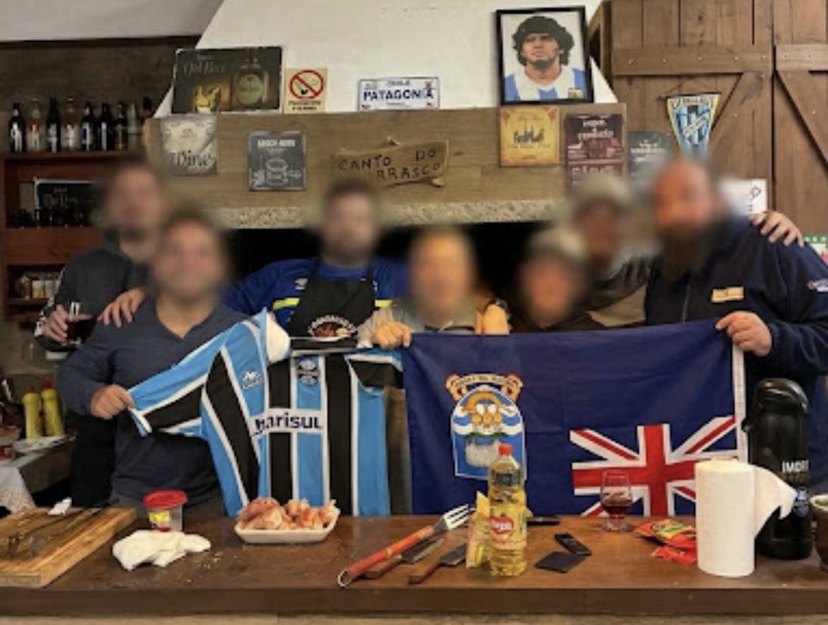 nfgfbpa's tweet photo. Amo os meus amigos, visitaram a expoprado em Montevideo, fizemos um assas um assado pra ver o Grêmio hoje e eles chegaram agora e com boas notícias. Roubaram uma bandeiras as "Falkalnds”. Segundo eles só entraram na barraca e pegaram. E os ratos do Kelpers “bla bla bla, ninguém entende esse idioma de merda. A bandeira falsa e sem autodeterminação tá aqui. Venham pegar e hqja raticida pra Invasores. #Malvinas #Falklands