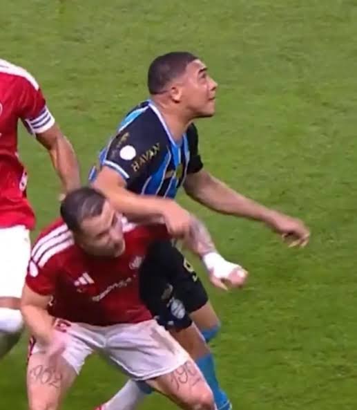 Reporter_Samuel's tweet photo. @Gremio Vocês venceram dois grenais esse ano com a arbitragem poupando o Grêmio de cartões vermelhos. Vão dar o cu, gremistada. Venham pra briga conosco. https://t.co/1xyNaVquEr