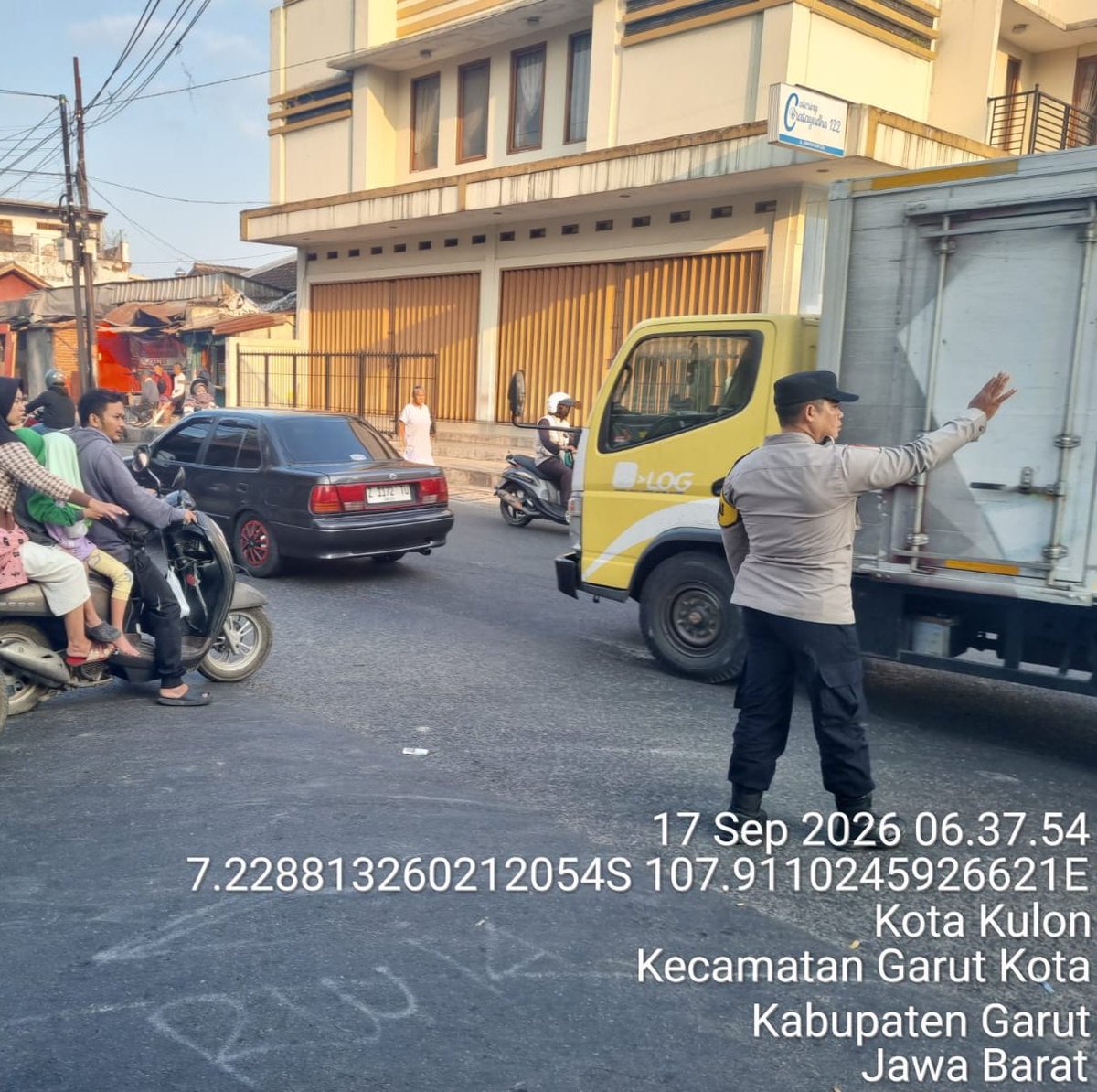 GarutPolsek's tweet photo. Personil Polsek garut kota lakukan pelayanan publik rawan pagi si pertigaan jalan Margawati - Bratayudha Garut kota https://t.co/lp9m7j6rnT