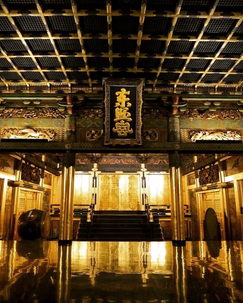 uenotoshogu's tweet photo. 今から399年前の1627年9月17日、上野東照宮はこの地に創建されました。
天海僧正と藤堂高虎公を随神とし、東照大権現をお祀りしたのがその始まりです。
1651年には徳川家光公により造営替えがなされ、以来、上野戦争や関東大震災、東京大空襲といった数多の試練を乗り越えてまいりました。
一度も倒れることなく現存する金色殿は、��れぞれの時代において傷ついた人々の心の灯火となり、復興への希望であったと伝わります。

そして来年、上野東照宮は創建四百年という大きな節目を迎えます。
この記念すべき年を迎えるにあたり、公式ホームページ内に特別サイトを開設いたしました。

https://t.co/X2sTU7bLhw

今まで��
そして
これからも
家康公の想いを共に

徳川家康公が願われた平和への想い、そして受け継がれてきた貴重な文化財を、これからも大切に守り伝えてまいります。

#上野東照宮
#創建四百年