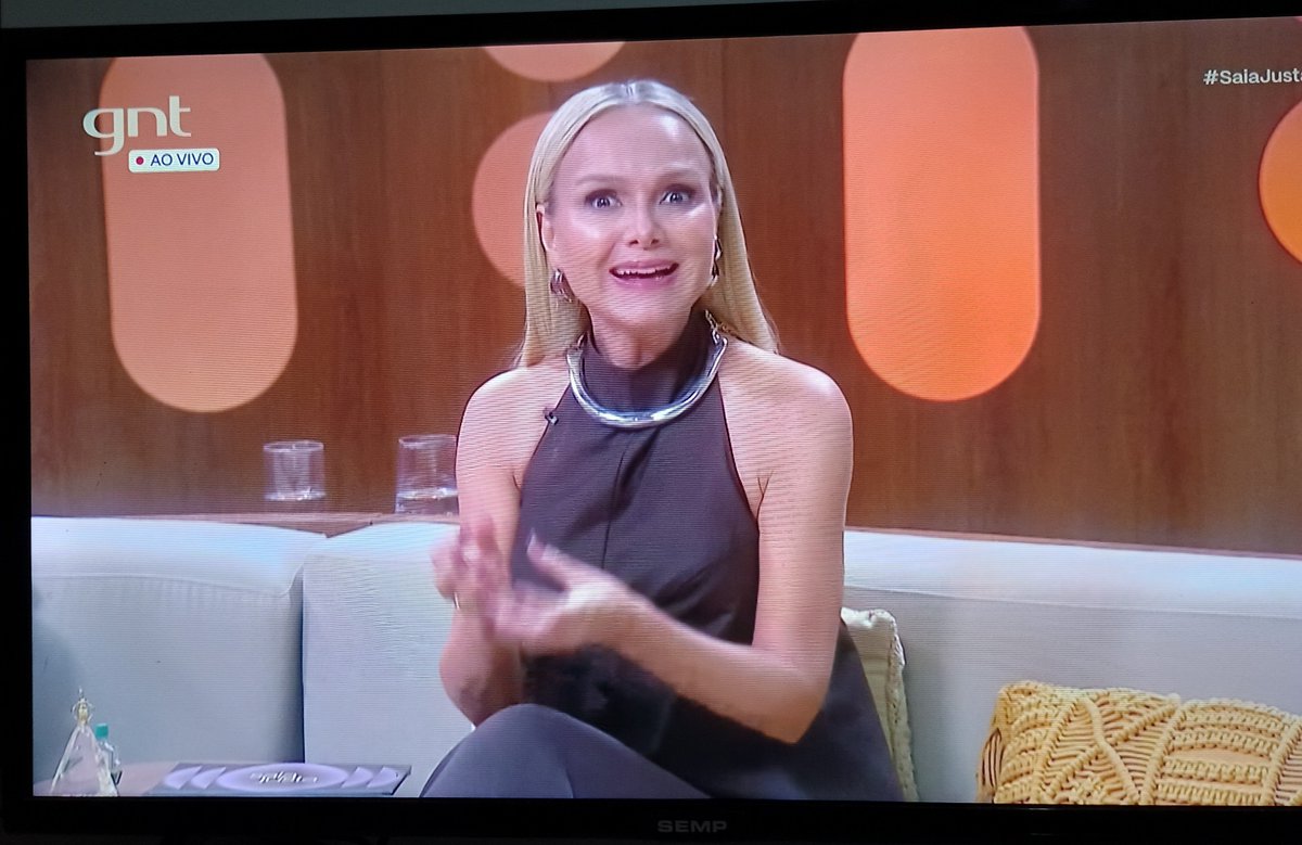 cesinha_wolff's tweet photo. Se joga no sofá porque tá no ar o #SaiaJusta no @canalgnt e hoje com a @SandyLeah como convidada na roda de conversa com nossa âncora @Eliana e as saias @belagil , @juliette , @eutatimachado e @erikajanuza , tá muito bom pra essa quarta a noite !! ❤️
#Eliana #GNT #Quarta #Sofa https://t.co/JRbjInCb5c