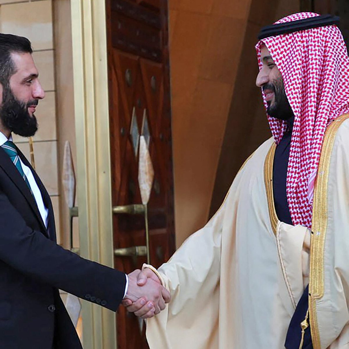 Raed_zh07's tweet photo. لم يرسلوا لنا جندي واحد
لم يرسلوا لنا طائرة ولا دبابة 
لم يرسلوا لنا الأموال 

ولكنهم ارسلوا لنا رسالة صادقة أنهم ونعم الأخ والسند وان مواقفهم ثابتة تجاه السعودية والسعوديين .. 

شكراً لسوريا حكومة وشعب على صادق مشاعرهم 🇸🇦🇸🇾 https://t.co/Y2WcnlggOx