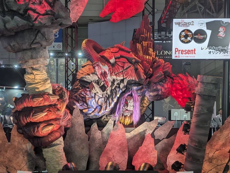 WoLong_JP's tweet photo. #TGS2026 コーエーテクモブース入口では、#WoLong2 試遊版の最後に待ち受ける「妖魔・曹仁」がそびえ立ちます。
目の前に立つと足が竦む、まさに圧巻のスケール…！

ここでしか見られない大迫力の姿を、ぜひ写真を撮ってシェアしてください！📸

#ウォーロン2 https://t.co/VWBYC8G1iG