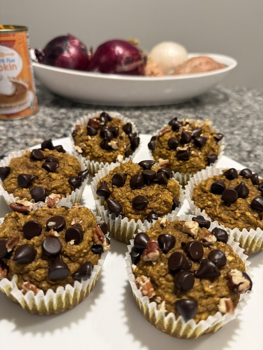 DailyFoodHub1's tweet photo. Fresh Apple/Cranberry chicken salad for dinner and wife made oatmeal/pumpkin muffins with chocolate chips and pecans.  Happy Wednesday y’all! https://t.co/dvzhXRLTCB