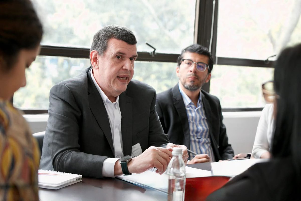 MinAmbienteCo's tweet photo. #ElABCdelAmbiente promueve modelos que aprovechen responsablemente el potencial de la biodiversidad, desde los productos no maderables del bosque y la ganadería regenerativa hasta el turismo de naturaleza, fortaleciendo las economías locales.

La jefe de la Oficina de Negocios Verdes, @BlondinethCarla, y el director del @IDEAMColombia, @AndresHerkrath, se reunieron con Carlos Betancur, director de Sostenibilidad de @Finagro, para articular acciones que impulsen cadenas de valor sostenibles bajo un enfoque de desarrollo regenerativo.

👉🏽 En esta ruta, la estrategia de reverdecimiento de Finagro busca facilitar recursos para que los productores puedan transformar sus actividades e incorporar mejores prácticas ambientales.

Este trabajo conjunto también prioriza herramientas de seguimiento y monitoreo que permitan medir el aporte del uso sostenible a la conservación de la biodiversidad.

🇨🇴 En el Gobierno del presidente  @ABDELAESPRIELLA, conservar y producir van de la mano para generar ingresos y desarrollo en las regiones.