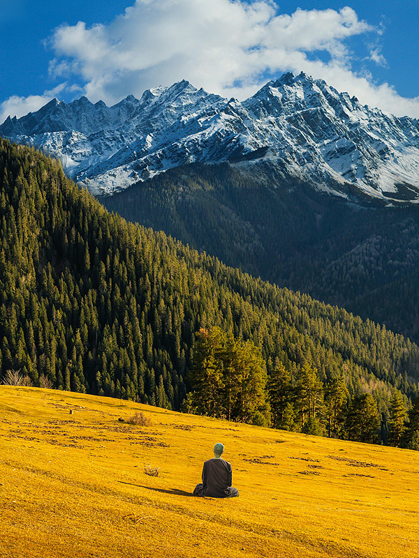 flytb235840's tweet photo. Woke up to golden rays hitting the mountain peaks and sipped warm local tea by the lake—this is the calm I’ve been chasing all year. https://t.co/zgJi2PKiGg