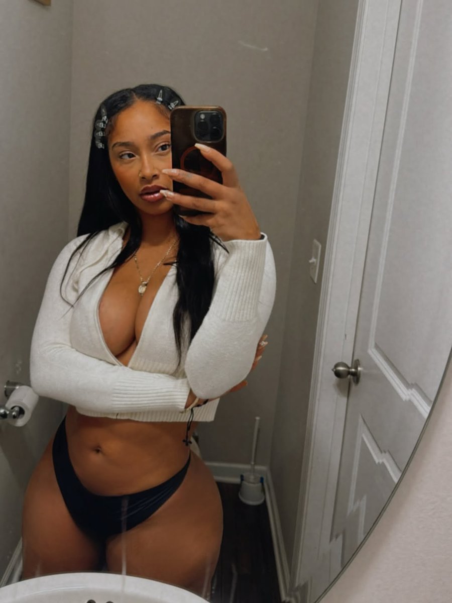 datgirlbeebee's tweet photo. Made you look 🫣 https://t.co/U0KQrxmW6x