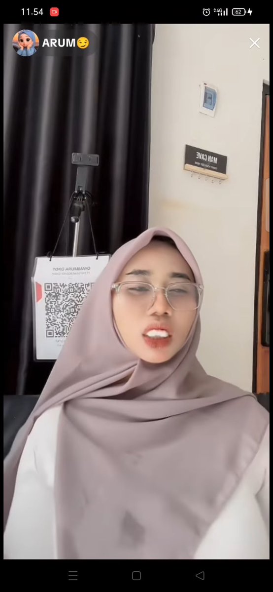 Salsaadaapanya's tweet photo. PLS BANTU REPORT GUYS. Kalau memang kontennya mengarah ke perilaku seksual dan tidak pantas untuk ruang publik, apalagi TikTok juga diakses anak di bawah umur, menurutku memang lebih baik dilaporkan lewat fitur yang tersedia.

Jangan fokus menyalahkan jilbabnya. Yang perlu dikritisi adalah perilaku dan kontennya, karena pakaian atau simbol agama seharusnya nggak dijadikan pembenaran untuk perilaku yang tidak senonoh.