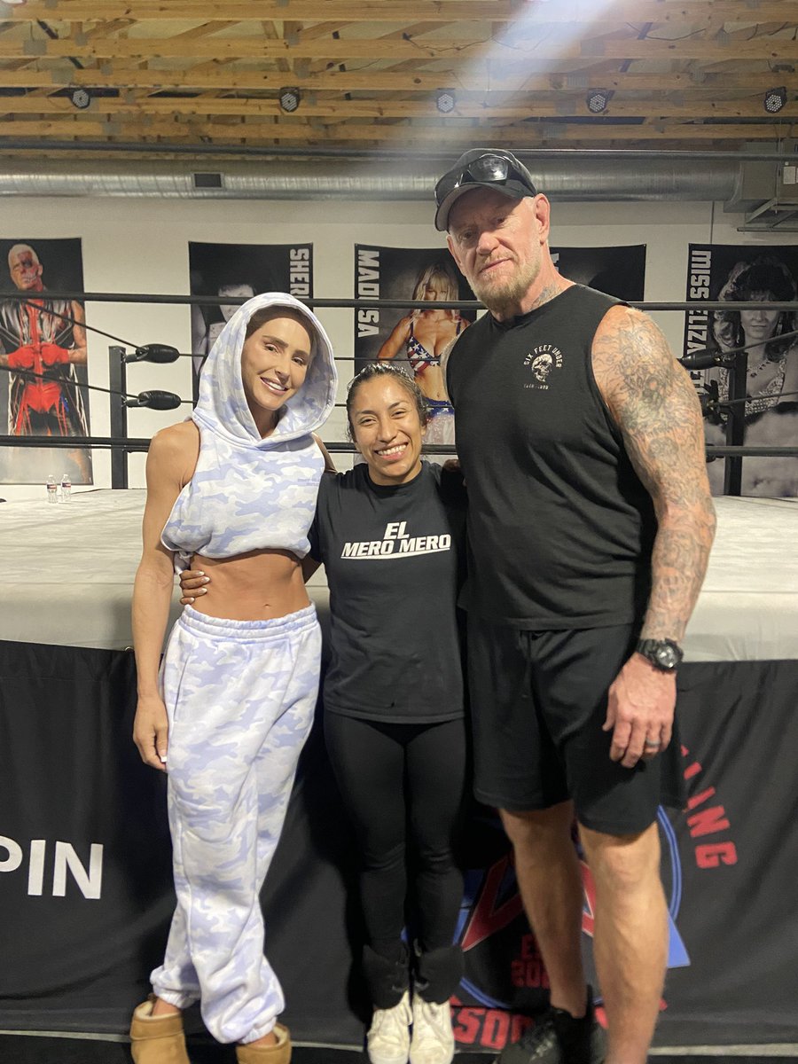 LaPescaditaRuiz's tweet photo. I study Taker matches in my living room with my husband. Today, I got to wrestle in front of Taker.
Life, man.
Thank you, @undertaker and Michelle
Thank you, @itsBayleyWWE
Thank you, Lodestone 🐠
#LodestoneTexas Day ✌🏽
#BigBackB making it on da #BigStage https://t.co/eGYvyEheiH
