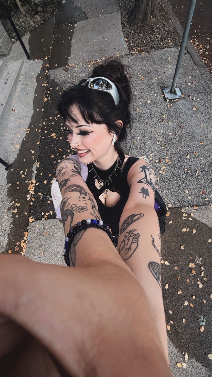 lilacfables's tweet photo. Trimmed my bangs and went for a walk = life ain’t half bad https://t.co/nV0LXCYVAn